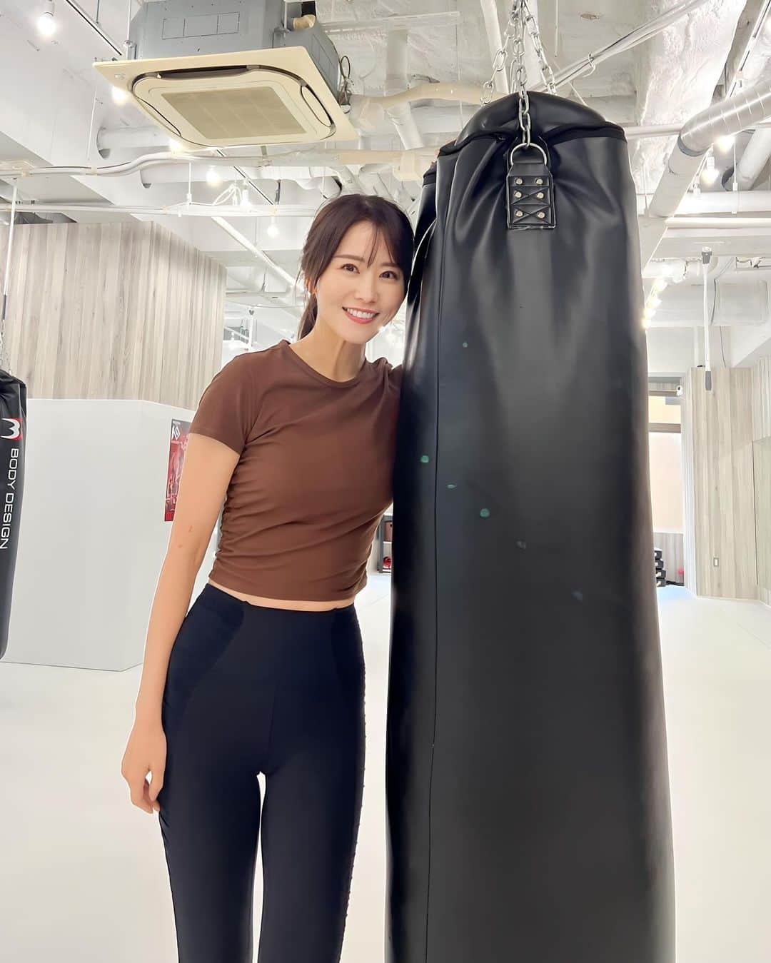 佐野真彩さんのインスタグラム写真 - (佐野真彩Instagram)「KNOCK OUT GYM高幡不動でキックボクシングをしてきたよ🥊  @kogym_takahatafudo   今年6月にオープンしたばかりで、 中は真っ白で広くてとっても綺麗✨  (動画も見てね🔍)  座って寛げるソファースペースがあったり、女性用ロッカールームもシャワールームが2つ完備されていて、めちゃくちゃ通いやすそう☺️ 駅からもすぐ🚶‍♀️  キックボクシングは体幹も鍛えられるし、 ダイエットにも良いよ✨ あと、何よりストレス発散になります。笑  興味がある方はぜひチェックしてみてね💕  ウェア @lululemonjp   #kogym #knockout #ノックアウト　#キックボクシング　#高幡不動　#格闘技　#初心者歓迎　#ボクササイズ #lululemon #ルルレモン」10月13日 13時43分 - sano.maya