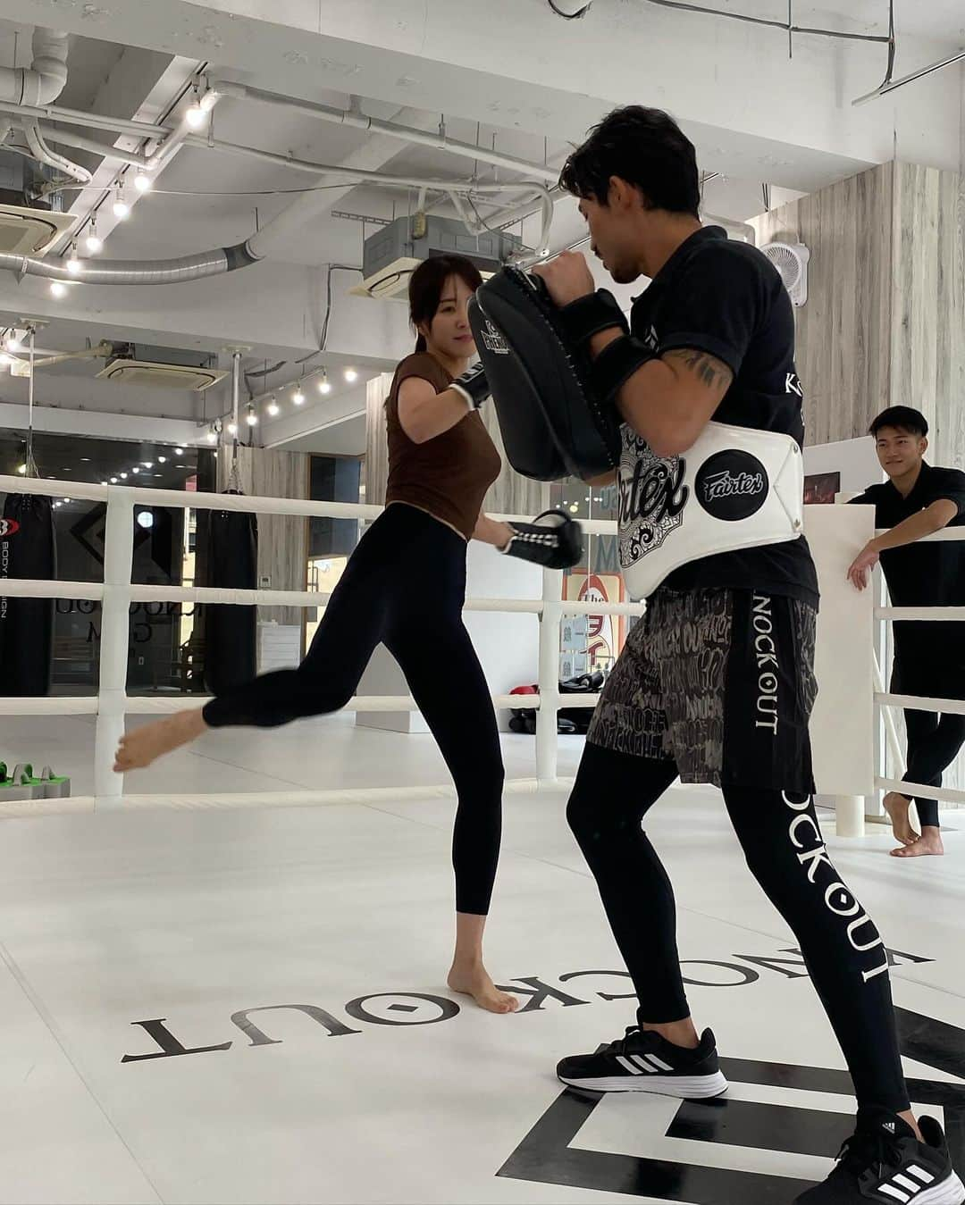 佐野真彩さんのインスタグラム写真 - (佐野真彩Instagram)「KNOCK OUT GYM高幡不動でキックボクシングをしてきたよ🥊  @kogym_takahatafudo   今年6月にオープンしたばかりで、 中は真っ白で広くてとっても綺麗✨  (動画も見てね🔍)  座って寛げるソファースペースがあったり、女性用ロッカールームもシャワールームが2つ完備されていて、めちゃくちゃ通いやすそう☺️ 駅からもすぐ🚶‍♀️  キックボクシングは体幹も鍛えられるし、 ダイエットにも良いよ✨ あと、何よりストレス発散になります。笑  興味がある方はぜひチェックしてみてね💕  ウェア @lululemonjp   #kogym #knockout #ノックアウト　#キックボクシング　#高幡不動　#格闘技　#初心者歓迎　#ボクササイズ #lululemon #ルルレモン」10月13日 13時43分 - sano.maya