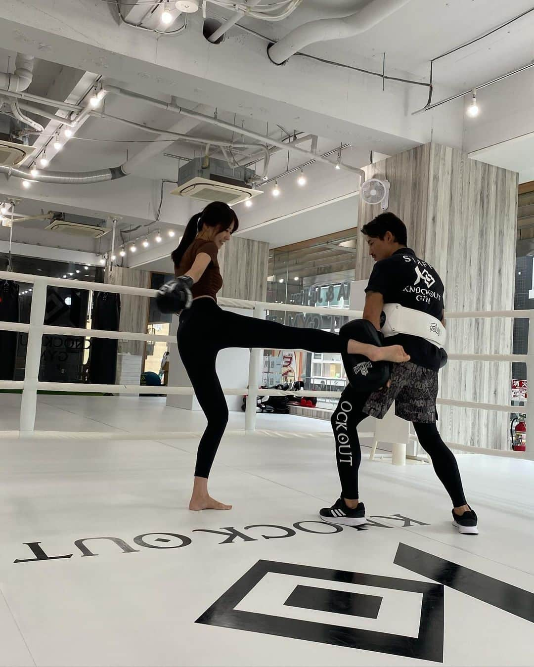 佐野真彩さんのインスタグラム写真 - (佐野真彩Instagram)「KNOCK OUT GYM高幡不動でキックボクシングをしてきたよ🥊  @kogym_takahatafudo   今年6月にオープンしたばかりで、 中は真っ白で広くてとっても綺麗✨  (動画も見てね🔍)  座って寛げるソファースペースがあったり、女性用ロッカールームもシャワールームが2つ完備されていて、めちゃくちゃ通いやすそう☺️ 駅からもすぐ🚶‍♀️  キックボクシングは体幹も鍛えられるし、 ダイエットにも良いよ✨ あと、何よりストレス発散になります。笑  興味がある方はぜひチェックしてみてね💕  ウェア @lululemonjp   #kogym #knockout #ノックアウト　#キックボクシング　#高幡不動　#格闘技　#初心者歓迎　#ボクササイズ #lululemon #ルルレモン」10月13日 13時43分 - sano.maya