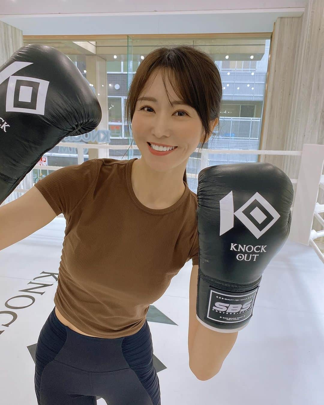 佐野真彩さんのインスタグラム写真 - (佐野真彩Instagram)「KNOCK OUT GYM高幡不動でキックボクシングをしてきたよ🥊  @kogym_takahatafudo   今年6月にオープンしたばかりで、 中は真っ白で広くてとっても綺麗✨  (動画も見てね🔍)  座って寛げるソファースペースがあったり、女性用ロッカールームもシャワールームが2つ完備されていて、めちゃくちゃ通いやすそう☺️ 駅からもすぐ🚶‍♀️  キックボクシングは体幹も鍛えられるし、 ダイエットにも良いよ✨ あと、何よりストレス発散になります。笑  興味がある方はぜひチェックしてみてね💕  ウェア @lululemonjp   #kogym #knockout #ノックアウト　#キックボクシング　#高幡不動　#格闘技　#初心者歓迎　#ボクササイズ #lululemon #ルルレモン」10月13日 13時43分 - sano.maya