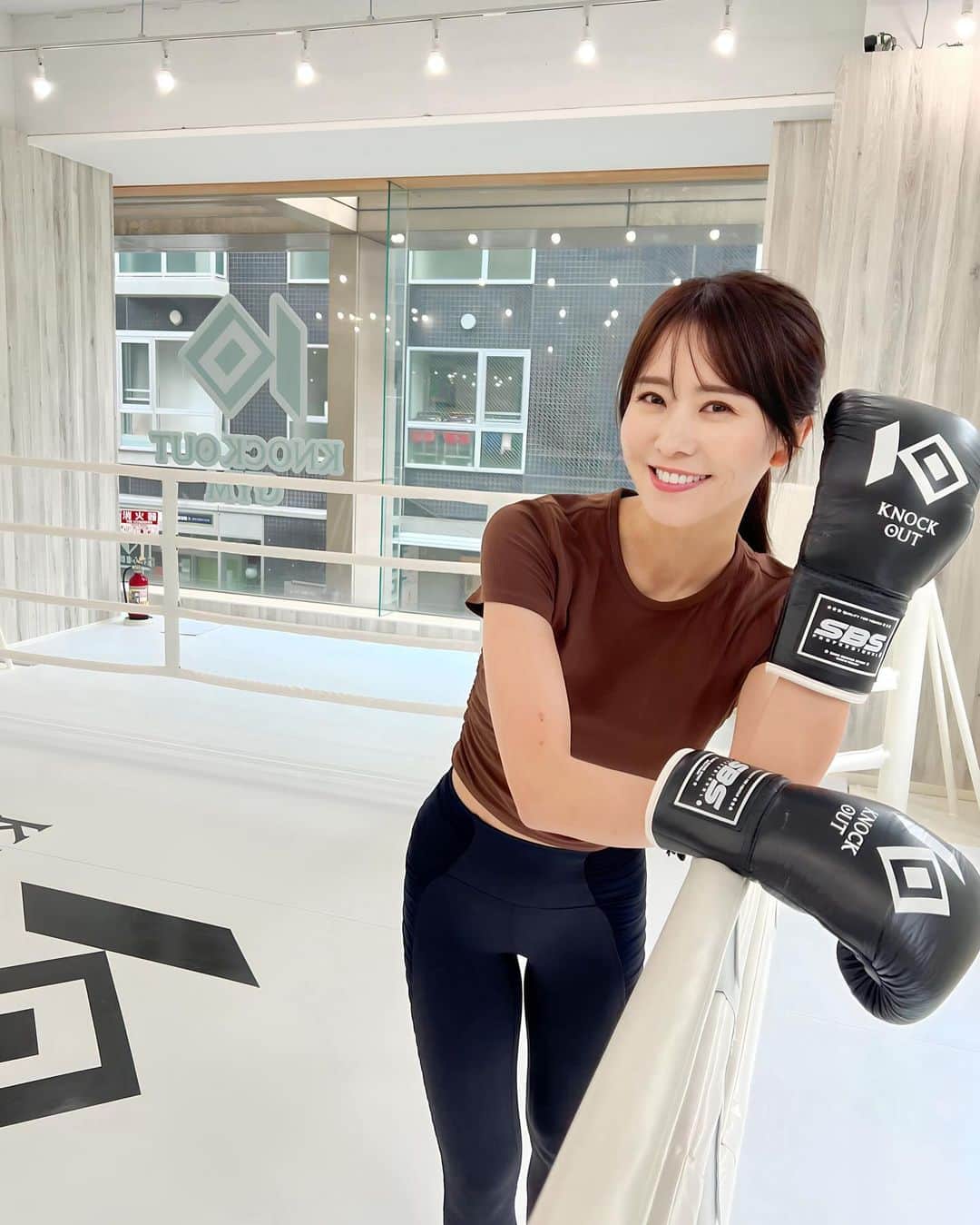 佐野真彩さんのインスタグラム写真 - (佐野真彩Instagram)「KNOCK OUT GYM高幡不動でキックボクシングをしてきたよ🥊  @kogym_takahatafudo   今年6月にオープンしたばかりで、 中は真っ白で広くてとっても綺麗✨  (動画も見てね🔍)  座って寛げるソファースペースがあったり、女性用ロッカールームもシャワールームが2つ完備されていて、めちゃくちゃ通いやすそう☺️ 駅からもすぐ🚶‍♀️  キックボクシングは体幹も鍛えられるし、 ダイエットにも良いよ✨ あと、何よりストレス発散になります。笑  興味がある方はぜひチェックしてみてね💕  ウェア @lululemonjp   #kogym #knockout #ノックアウト　#キックボクシング　#高幡不動　#格闘技　#初心者歓迎　#ボクササイズ #lululemon #ルルレモン」10月13日 13時43分 - sano.maya