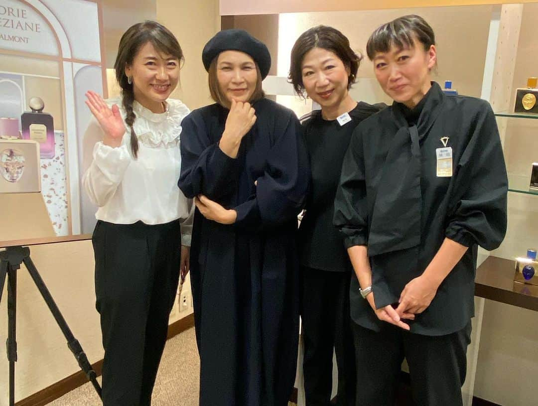 千吉良恵子さんのインスタグラム写真 - (千吉良恵子Instagram)「今日はヴァルモンの香水のイベントでトークさせて頂きました。 どの香りも魅力的でドラマティックでラグジュアリー✨ TPOに合わせて香りでも自分を演出してメイク、ファッションを楽しみたいですね✨ #ヴァルモン @valmontcosmetics  #香水 #伊勢丹　#新宿伊勢丹 #イベント #千吉良恵子 #hairandmakeup #makeupartist  @chigirakeiko #香りって奥が深い」10月13日 13時46分 - chigirakeiko