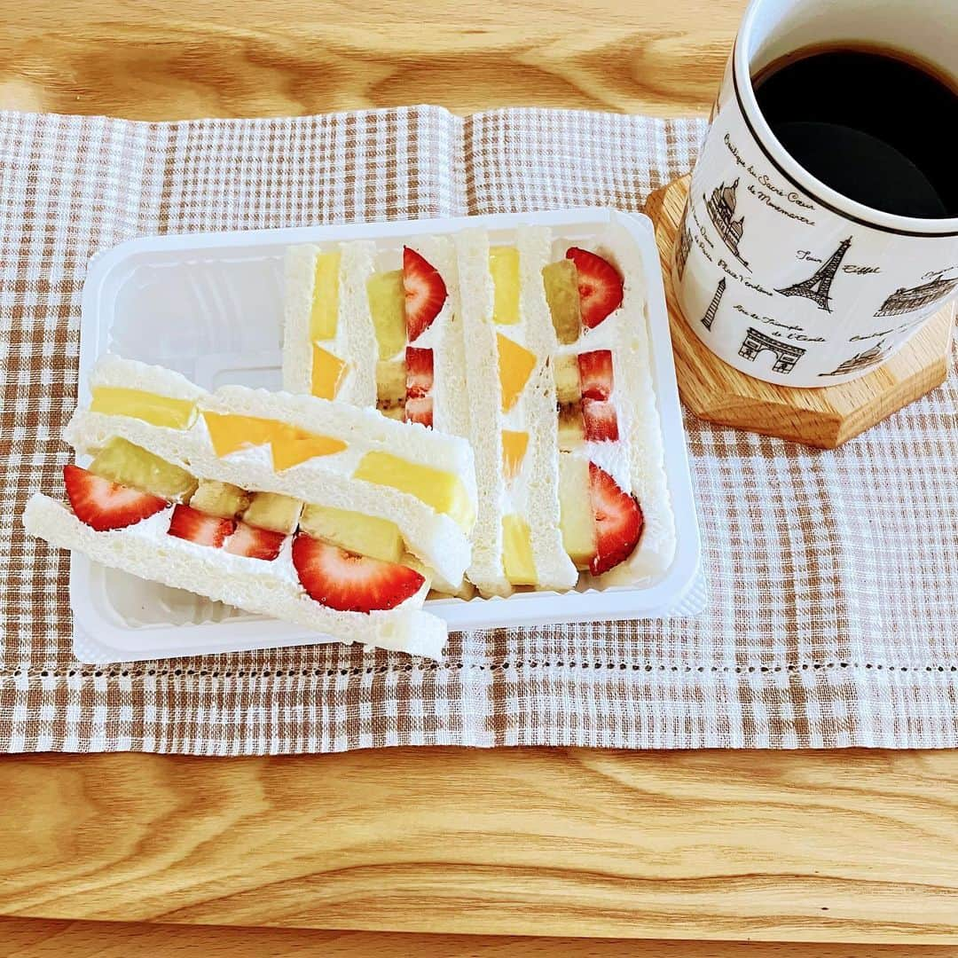 makiのインスタグラム：「🥪🍓🍈🍌🥪  京都下鴨にある ホソカワさんの フルーツサンドで おうちカフェです  デパートの京都展で お持ち帰りして いただきました  ホソカワさんは 昭和23年 京都下鴨に創業された フルーツショップ 下鴨店の 併設のカフェでは カットフルーツや パフェ、ケーキなど メニューもたくさんあって 楽しめるそうですょ♪  いま京都の中心部は 大変混雑してますが、 北方面はわりと空いてるそうで 今ならホソカワさんのカフェも 待たずに入れますょ と、 お店の方がこっそり？ 教えてくれました🤫🫠  フルーツサンドは いちご🍓 メロン🍈 バナナ🍌 パイナップル🍍 パパイヤ 新鮮なフルーツが たっぷりと入ってます フルーツに合わせた ほどよい甘さで 優しい味わいの ホイップクリームが 多すぎない 良い加減の量で サンドされてます  口いっぱいに みずみずしい フルーツの美味しいのが 広がりました🥰  とっても美味しい 幸せにしてくれる フルーツサンドでした✨  コーヒー☕️は #fukusukecoffee  さんの 浅煎り エチオピアとコロンビアの #至福ブレンド  ゆっくりと ドリップすると とてもいい香りが 部屋中に広がります〜  フルーティで甘みを感じるコーヒー☕️は フルーツサンドに 合いました❤︎  おうちカフェ いいじかんになりました☕️  ごちそうさまでした  それから… 今日の空です 秋晴れで お天気が良くて 気持ちいいので 撮ってみました♩  でも、ちょっと暑いかな…  今日も ありがとうございます  #ホソカワフルーツ #フルーツサンド #jr名古屋タカシマヤ  #京都展 #コーヒー #おうちカフェ #わたしのじかん #今日のそら」