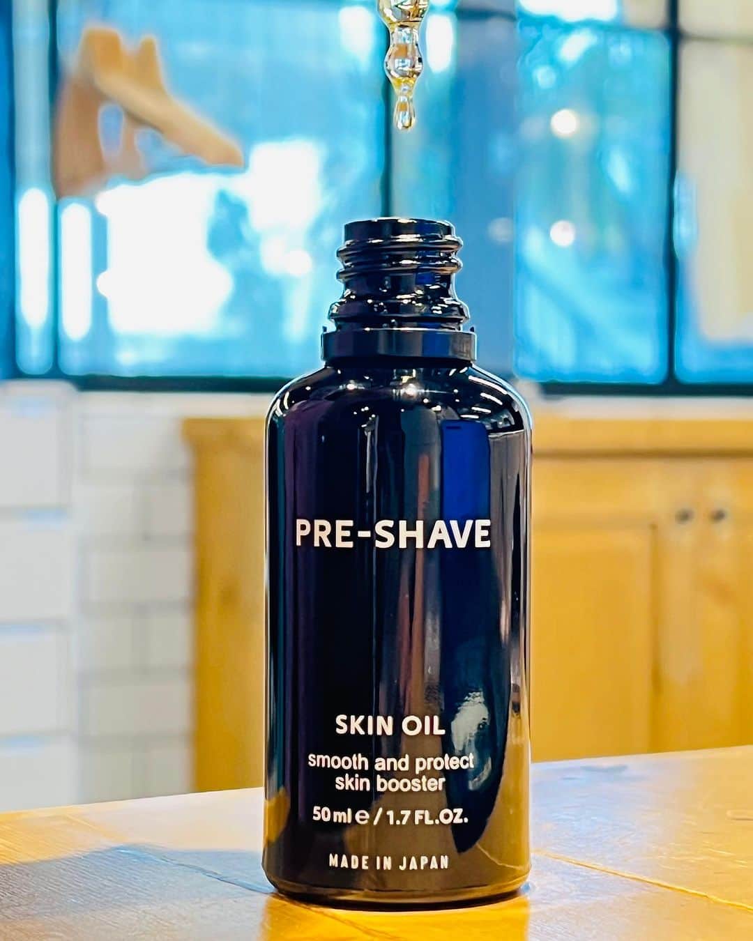 フリーマンズスポーティングクラブのインスタグラム：「. ⁡ FREEMANS SPORTING CLUB - NEWoMan YOKOHAMA BARBER💈 ⁡ new item💧✨ KRAFTWERKSERVICE KYOTO / PRE-SHAVE SKIN OIL  @barberhiguchi_groomingandspa  @freemanssportingclub_jp   植物天然成分でできたアロマスティックオイルです。シェービング前のお肌の保護や、ヒゲ、肌ケア、角質ケアにお使いいただけます！  BH プレシェーブスキンオイル01 PRICE : ¥ 6,000 (tax inc) 50ml  #freemanssportingclub  #fscbarber  #barber  #barbershop  #mensgrooming  #yokohama  #futakotamagawa  #barberhiguchi  #preshave  #iikaori」