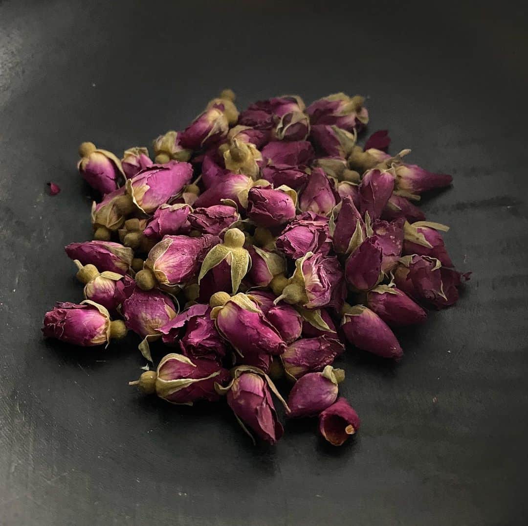 後藤しおりのインスタグラム：「築地の仕入れ先からの荷物の中に、無農薬の玫瑰花。お気持ちが嬉しくて、開けた途端たまらなく良い香り。伏見の農家さんからも今年初めての藍の花が届き、幸せいっぱい。」