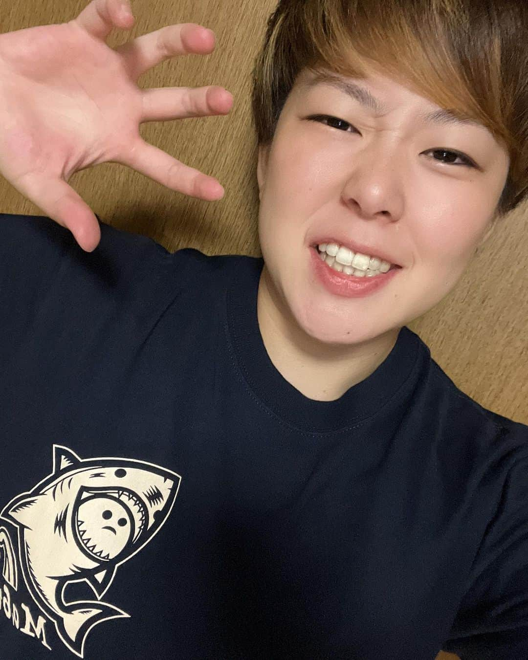 小野崎玲皇のインスタグラム：「SOUKOさんでれおたが買ったTシャツはマブイくんinシャーク🦈 気に入ってます🦁✌️」