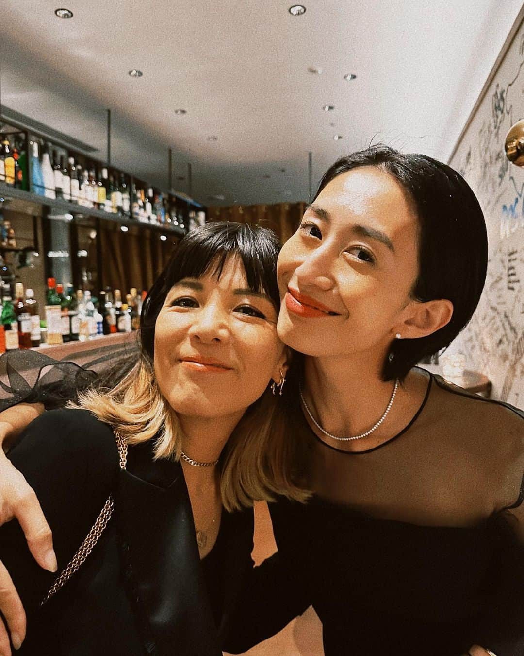 牧野紗弥さんのインスタグラム写真 - (牧野紗弥Instagram)「ウイスキー「響」100周年、 @suntory_jp ナイト❤️ 乾杯はもちろん響。ウイスキーはソーダで割る派🥂 サントリーホールに響くスペシャルな演奏に歴史を感じたひと時でした🫶🏻 Thanks to @yokoshibatabordersatbalcony  @mariakamiyama  @reikoshiota_official   フリルブラウス  @_y_o_r_i_  ロングスカート @drawerofficial  パンプス @gianvitorossi  バック @valextra   この日は @_y_o_r_i_ の皆様にも会えたんだ❣️ @kummy153  @yoko915  @yori_press   大好きな人にたくさん会えた日、なんたるハッピーディ✨」10月13日 14時06分 - makinosaya