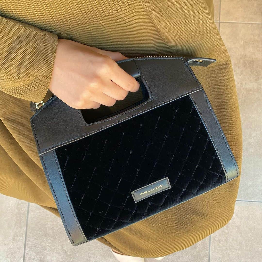 bijouxthreecさんのインスタグラム写真 - (bijouxthreecInstagram)「【PELLICO】  イタリアのブランド「ペリーコ」の CONTE MINI バッグ👜✨  “CONTE（コンテ）”は イタリア語で“あなたと”という意味をもち、 「いつもあなたと一緒に寄り添う存在でありたい」 というデザイナーの願いが込められています！  ベロア素材のキルティングが 今の季節にもぴったりなデザイン🍂  ショルダーストラップも付いているので ハンドバッグだけでなく、 ショルダーバッグとしてもお使い頂けます☺️  #pellico  #ペリーコ #pellicobag #ペリーコバッグ #コンテミニバッグ #バッグ #ハンドバッグ #ショルダーバッグ #お出かけバッグ #キルティングバッグ #bijouxthreec #ビジュースリーク #新潟 #古町」10月13日 14時01分 - bijouxthreec