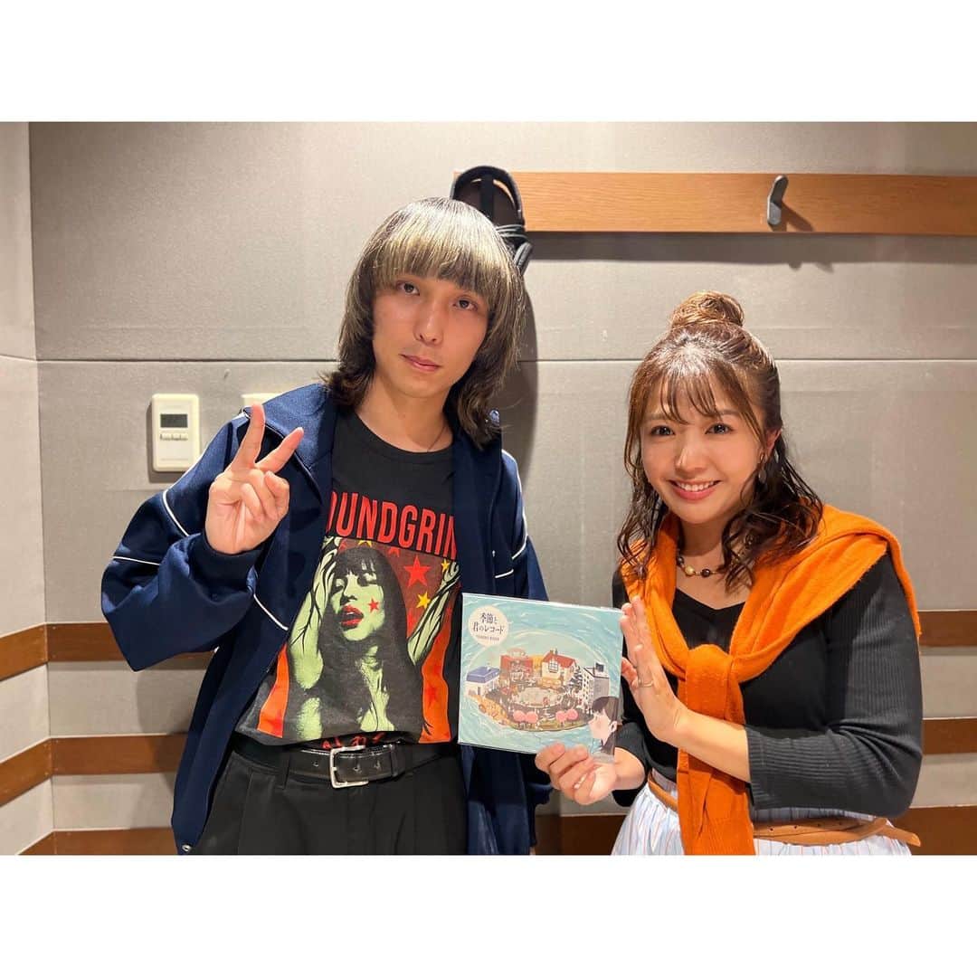 鬼頭由芽さんのインスタグラム写真 - (鬼頭由芽Instagram)「・ 10月11日（水曜）は 「レコード」にレコレール✨  「初盤道」を出版された 音楽ライター真保安一郎さんをお迎えして レコードの魅力や音の違いをお話ししてもらいました✨  更に「帝国喫茶Ⅱ 季節と君のレコード」をリリースした 大阪の注目バンド・帝国喫茶の杉浦祐輝さんをお迎えしましたー！ 関大出身とか勝手に親近感🥺  12日（木曜）は 「芸術の秋」にレコレール✨  美術ライターの浦島茂世さんをお迎えして 美術の楽しみ方をお話ししました😌 美術館に行きたくなった🎵 アートに関連しそうな曲を選曲するのも楽しかったです😂✨  あ！しかし水曜日と木曜日のソングリストの順番が逆だわ！ ハッピーブギが水曜日！  今週も聞き逃した方はradikoのタイムフリーで！」10月13日 14時03分 - xxyumeyumexx