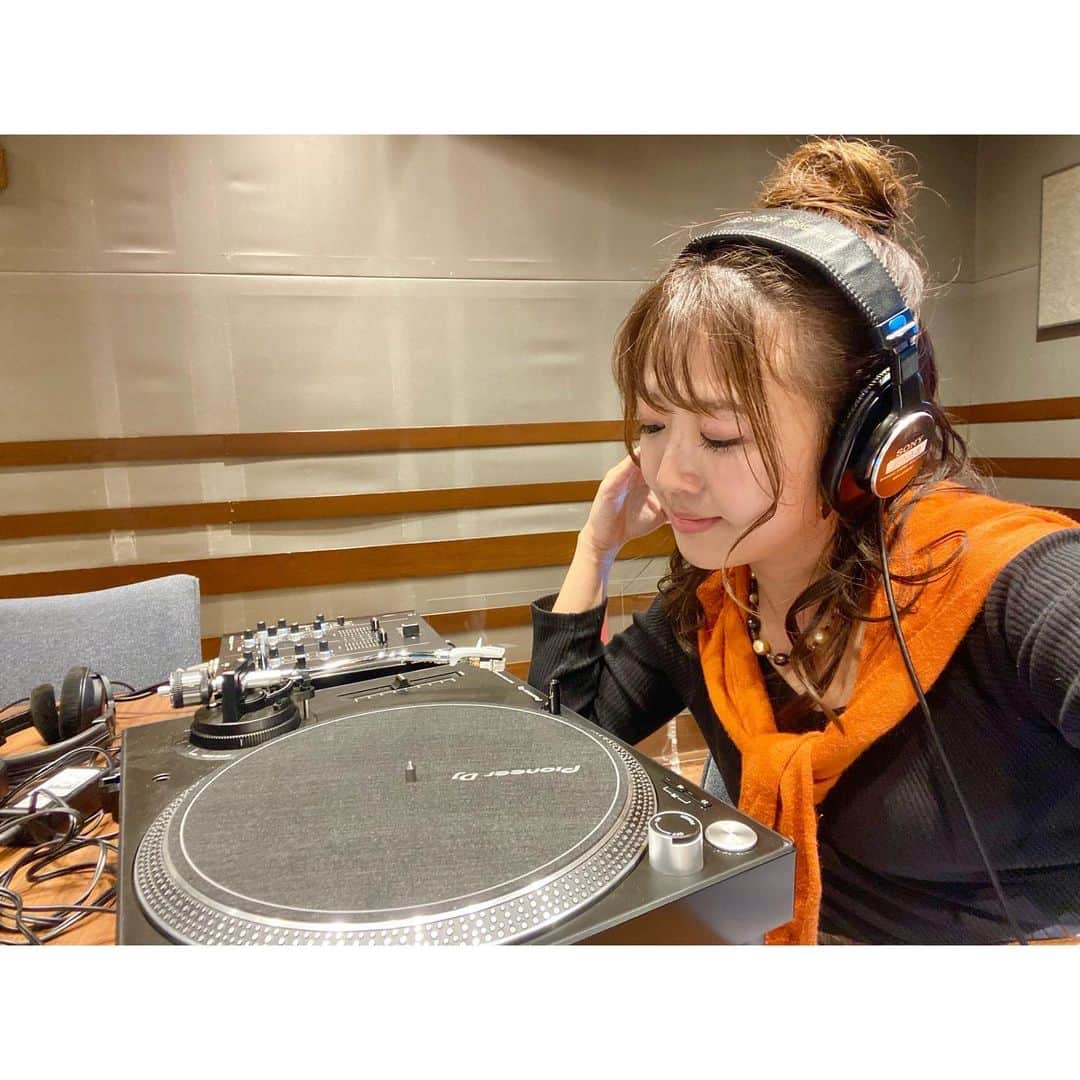 鬼頭由芽さんのインスタグラム写真 - (鬼頭由芽Instagram)「・ 10月11日（水曜）は 「レコード」にレコレール✨  「初盤道」を出版された 音楽ライター真保安一郎さんをお迎えして レコードの魅力や音の違いをお話ししてもらいました✨  更に「帝国喫茶Ⅱ 季節と君のレコード」をリリースした 大阪の注目バンド・帝国喫茶の杉浦祐輝さんをお迎えしましたー！ 関大出身とか勝手に親近感🥺  12日（木曜）は 「芸術の秋」にレコレール✨  美術ライターの浦島茂世さんをお迎えして 美術の楽しみ方をお話ししました😌 美術館に行きたくなった🎵 アートに関連しそうな曲を選曲するのも楽しかったです😂✨  あ！しかし水曜日と木曜日のソングリストの順番が逆だわ！ ハッピーブギが水曜日！  今週も聞き逃した方はradikoのタイムフリーで！」10月13日 14時03分 - xxyumeyumexx