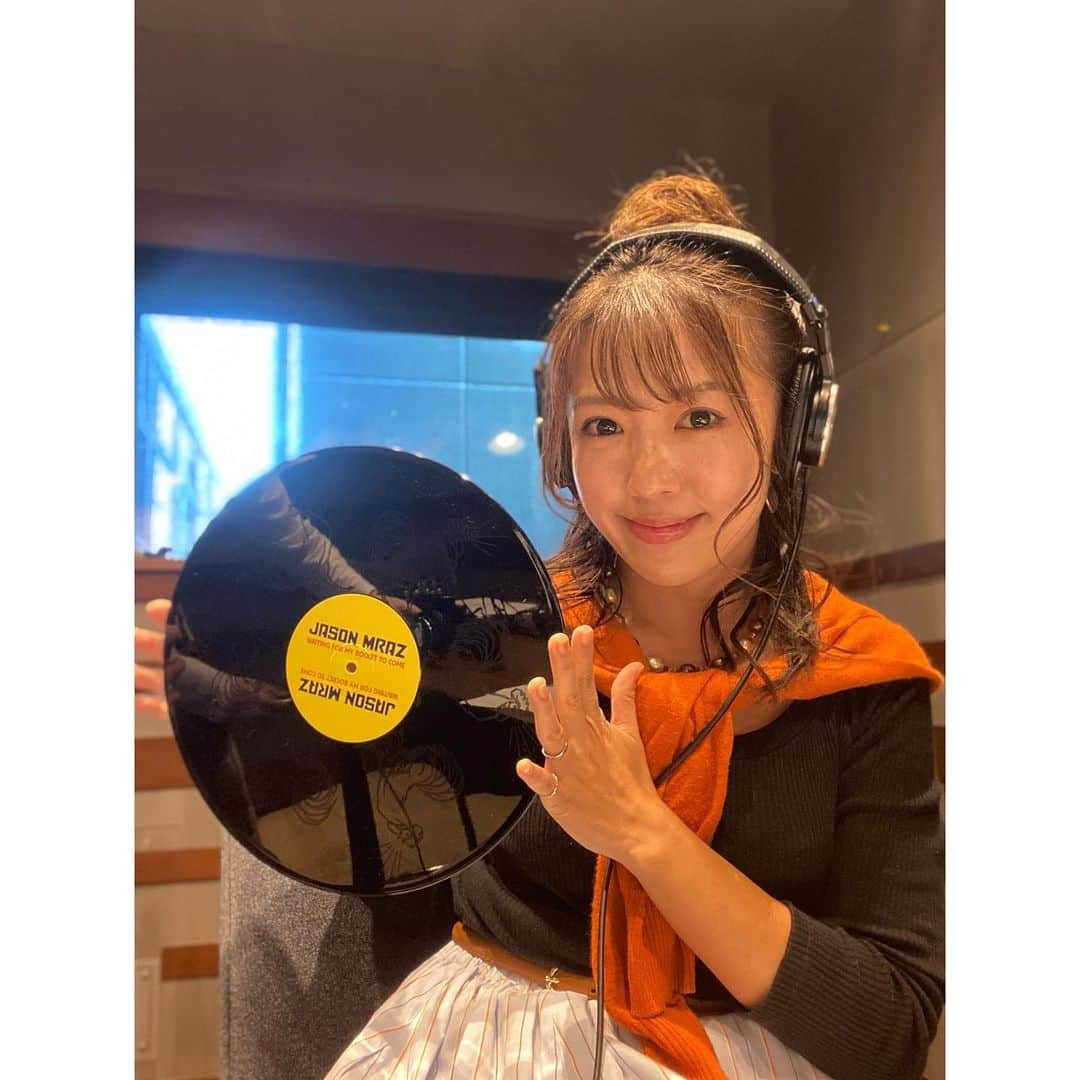 鬼頭由芽さんのインスタグラム写真 - (鬼頭由芽Instagram)「・ 10月11日（水曜）は 「レコード」にレコレール✨  「初盤道」を出版された 音楽ライター真保安一郎さんをお迎えして レコードの魅力や音の違いをお話ししてもらいました✨  更に「帝国喫茶Ⅱ 季節と君のレコード」をリリースした 大阪の注目バンド・帝国喫茶の杉浦祐輝さんをお迎えしましたー！ 関大出身とか勝手に親近感🥺  12日（木曜）は 「芸術の秋」にレコレール✨  美術ライターの浦島茂世さんをお迎えして 美術の楽しみ方をお話ししました😌 美術館に行きたくなった🎵 アートに関連しそうな曲を選曲するのも楽しかったです😂✨  あ！しかし水曜日と木曜日のソングリストの順番が逆だわ！ ハッピーブギが水曜日！  今週も聞き逃した方はradikoのタイムフリーで！」10月13日 14時03分 - xxyumeyumexx