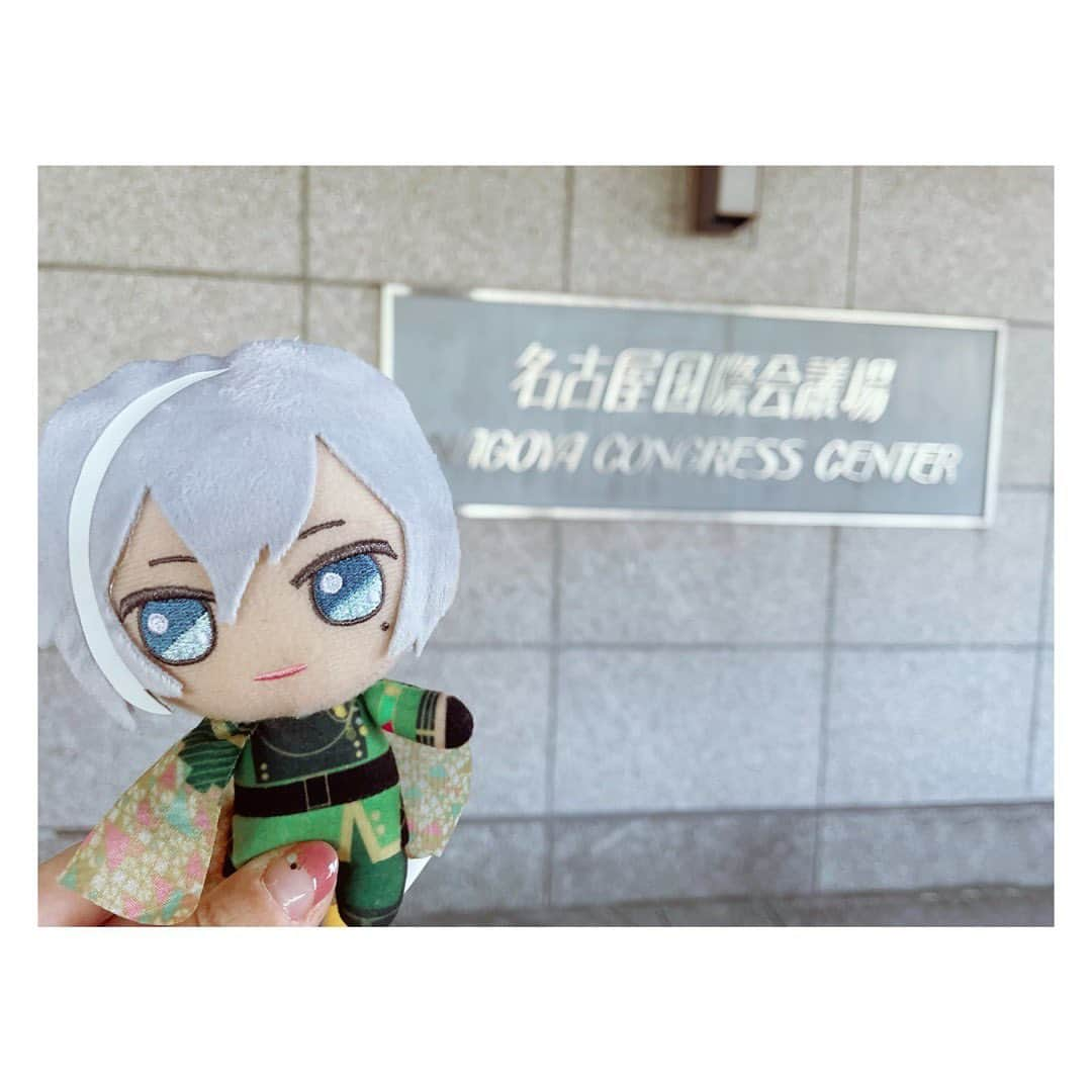 小河結香のインスタグラム：「LIVE参戦Day🎤💛💚  アイドリッシュセブン VISIBLIVE TOUR “Good 4 You 名古屋公演に参戦してきました✨  12:00公演の回に参戦したんだけど オタ活日の朝は忙しい💨 いつも通り家事をこなし 保育園に天使を預け 時間がないのでヘアメは自分で済ませて 参戦服に着替え 大量のグッズを鞄に詰め込み出掛ける👍  名古屋担当はチーム顔のお2人😍 眼福でございました🙏 会場のあちこちで自慢の痛バやぬいちゃんと 参戦コーデのお写真撮ってるマネ子ちゃん達が 本当にキラキラしてて 見てるだけで幸せだった💖 やっぱ好きを全力で楽しむ女子は 最高に可愛いよね✨  どなたかこんな私とニコイチやってくれる マネ友を募集しております🙇‍♀️   LIVE後は栄でお茶☕️ 現地バタバタしてるとつい ご飯やトイレのタイミング逃すよね😆 そして勝手にコラボカフェ開催するよね✌️  最後は記念になれないプリ撮影📷 ・まずもってポーズが思いつかん ・設定や機能がハイテクすぎて使いこなせん ・顔が加工されすぎて誰おま案件 ・字が汚いのでもはや落書きは不要 ・てかプリ代っていつの間に500円になったん？ 現地からは以上でーす✋  全国ツアーなだけあって遠方から参戦の マネさんも多かったと思うけど TRIGGER担は手羽先で龍之介のBDパーティー Re:vale担はお土産にピンクと緑の羊羹 ナギ推しは…チーズを…🧀❓ きっと堪能した事でしょう🥰  推しの口から名古屋と言う言葉が 聞けただけで大満足でした💕 えりにゃん色々と付き合ってくれて 本当にありがとぉ🫶  #アイナナ #アイナナcgライブ #アイナナライブ #g4y #名古屋公演 #hello_nagoya #チーム顔 #ダーリン超イケメン #リバレ担 リバーレ担 #モモ推し #百推し #ナナスタグラム #アイナナ好きさんと繋がりたい #オタ活 #推し活 #推し事 #ゆんのヲタ活記録」