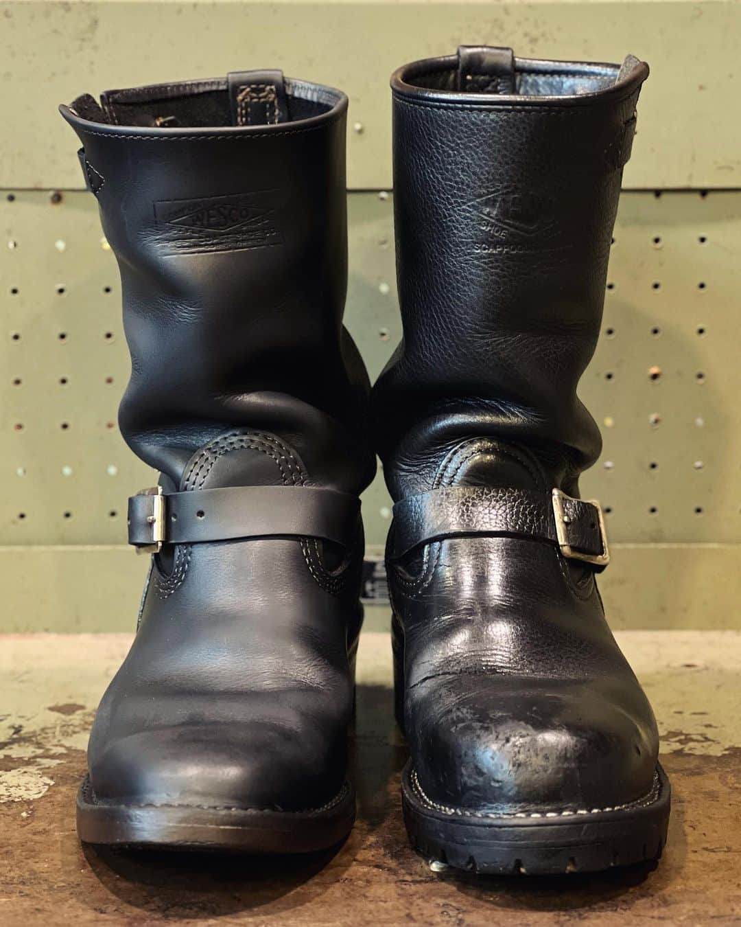 ウェスコさんのインスタグラム写真 - (ウェスコInstagram)「・ 〜REPAIR THE WESCO BOOTS〜 - Replace Heels - ⚫︎Narrow Wesco Engineer Boots 〈2010 Japan limited model〉 ⚫︎Wild Boss 〈2006 Japan limited model〉  【お知らせ】 正規代理店でご購入頂くと弊社発行の金色のギャランティカード(保証書)が付属します。 リペア時にご提示いただければ1回目のヒール交換が無料、1回目のソール交換が5,000円(税別)でご利用頂けます。 ギャランティカードは正規購入の証となります。 再発行は承っておりませんので使用済みの場合でも破棄されないようお願い致します。  《ブーツの郵送先》 〒577-0067 東大阪市高井田西1-1-17 WESCO JAPAN リペア工房 06-6783-6888  《準備するもの》 ブーツ、ギャランティカード(お持ちの場合)、ご依頼内容と返送先をご記入のうえ弊社までお送りください。 ブーツが届き次第、リペア担当者よりご連絡させて頂きます。  #westcoastshoecompany #wesco #wescoboots#mywesco #repair #FactoryShoeRepairing #since1918 #100YEARS #oregon #scappoose #madeinUSA🇺🇸 #osaka #wescojapan #tokyo #wescoebisu #wescosetagaya」10月13日 14時14分 - wesco_japan