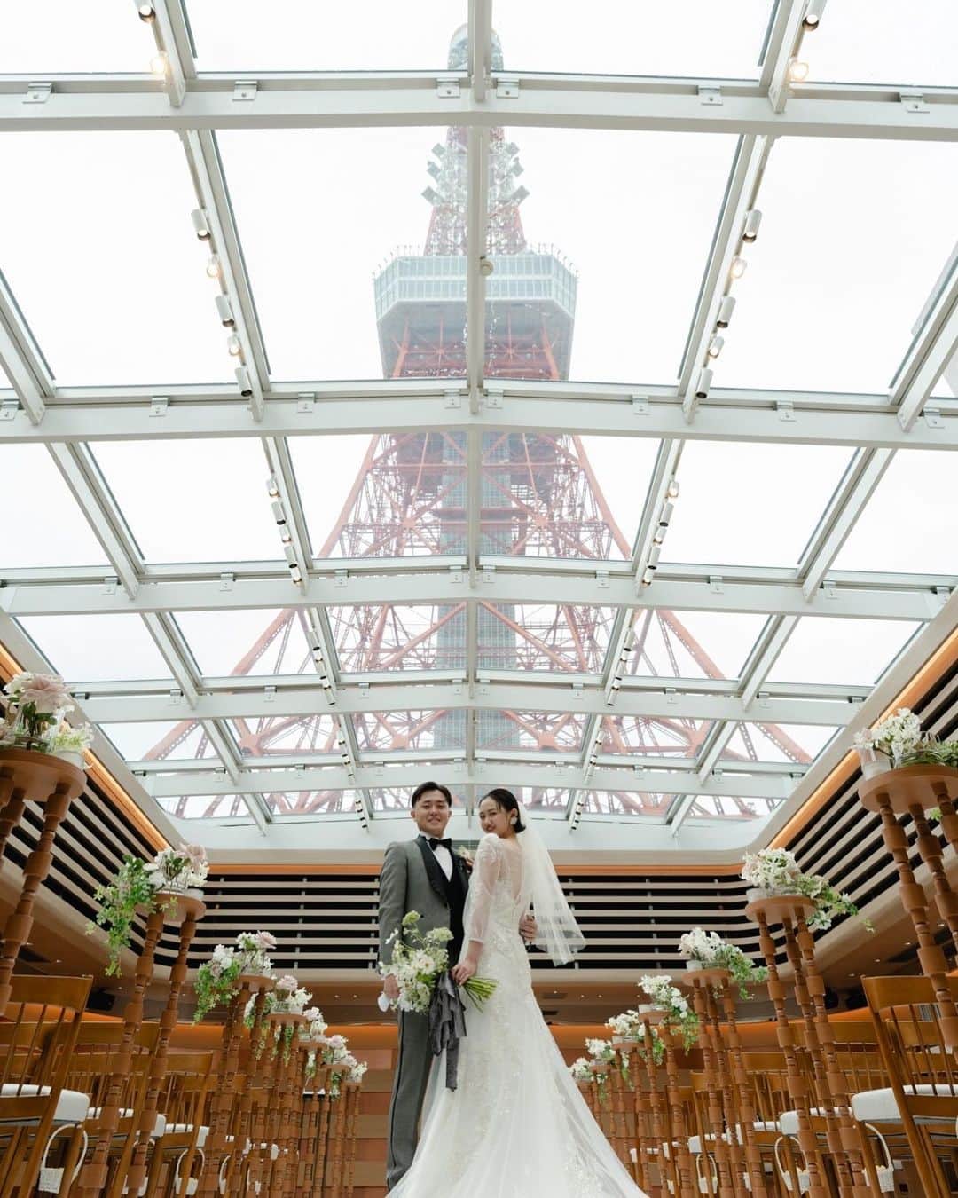 東京タワーの麓の結婚式のインスタグラム：「🗼 @theplaceoftokyo ←他の投稿はこちら  東京タワーの麓で挙げる結婚式⛪️💞  ロケーションを見て👀 撮って楽しむことができる📷✨ だけではなく 東京タワー🗼は皆様を 会場まで案内してくれて💁‍♀️🍀  結婚式の後には 皆様との想い出を結びつけくれる🎀  ゲストの皆様との特別な時間は 東京タワー🗼と共に 繋がり続けていきます💛  ｰｰｰｰｰｰｰｰｰｰｰｰｰｰｰｰｰｰｰｰｰｰｰｰｰｰｰｰ  東京タワーの麓の結婚式場 The Place of Tokyo @theplaceoftokyo   思い出の場所は はじまりの場所となり 永遠の場所に変わる  2023.9 リニューアルオープン  ｰｰｰｰｰｰｰｰｰｰｰｰｰｰｰｰｰｰｰｰｰｰｰｰｰｰｰｰ #プレオブ花嫁  #theplaceoftokyo #プレイスオブトウキョウ  #プレイスオブトーキョー  #プレイスオブ東京  #ザプレイスオブトーキョー  #ザプレイスオブ東京  #ザプレイスオブトーキョー  #東京結婚式場 #結婚式 #結婚式場 #ブライダルフェア #ウェディングフェア #プロポーズ #東京タワー #東京タワーが好き #tokyotower  #パーティーレポート #結婚式レポート #式場探し #式場見学 #プレ花嫁 #プレ花嫁準備 #2023花嫁 #プレ花嫁2023 #2024花嫁 #プレ花嫁2024」