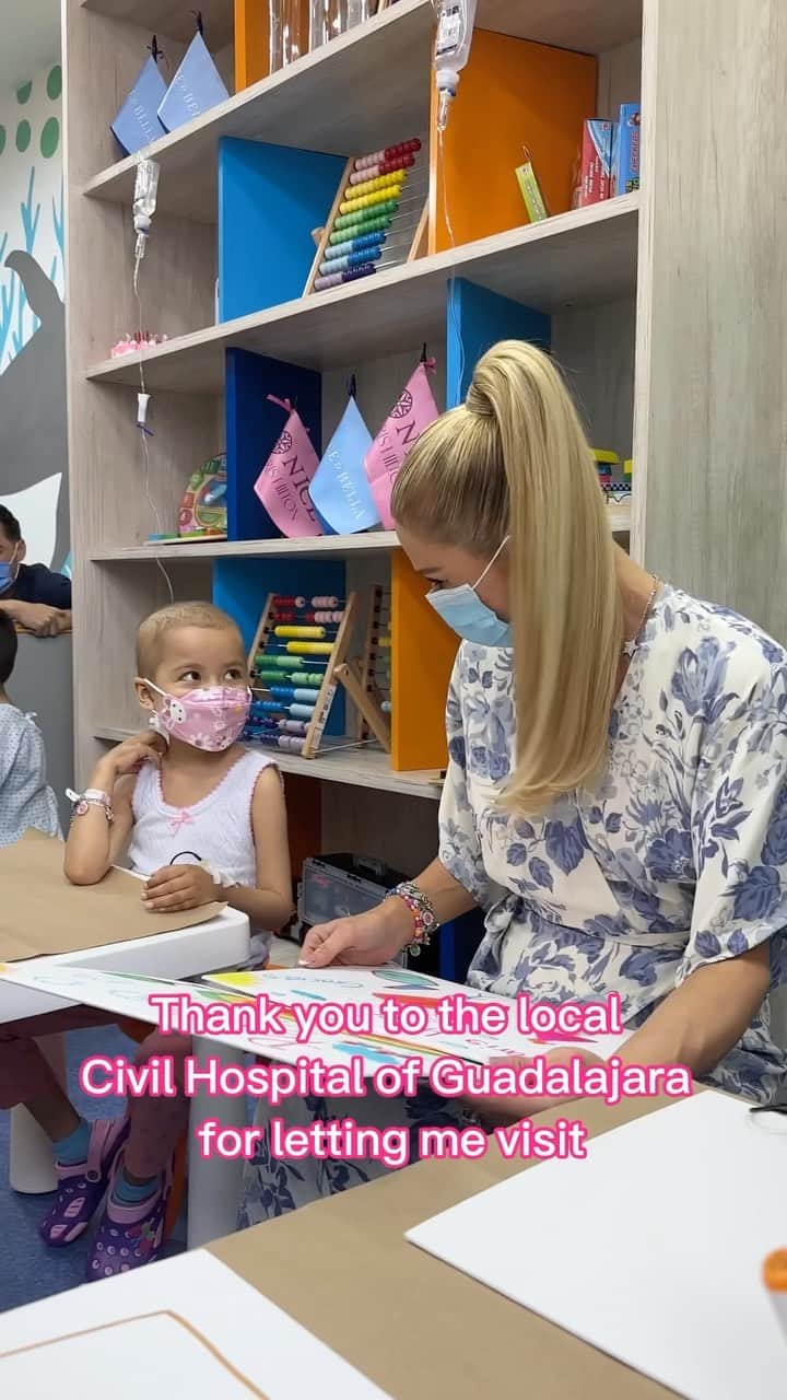 パリス・ヒルトンのインスタグラム：「It was so special getting to spend time with these brave children at the Civil Hospital of Guadalajara.🥹 Their strength is so beautiful and inspiring to me, and I’m sending all of my love to these warriors, their families and the incredible staff. 💕」