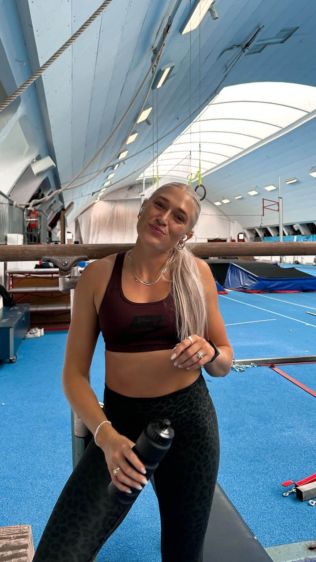イダ・カーストフのインスタグラム：「Every day without pain is a victory! 🔥 still a long way but it's going in the right direction!」