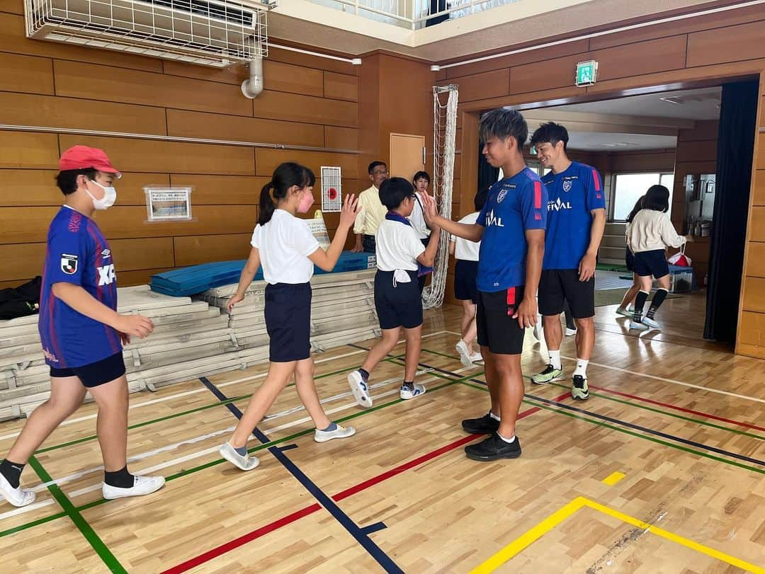 FC東京オフィシャルグッズさんのインスタグラム写真 - (FC東京オフィシャルグッズInstagram)「🔵🔴 小学校訪問🙌🙌☺️🔵🔴  調布市 富士見台小学校 🔵🔴 #森重真人 選手 #荒井悠汰 選手   西東京市 向台小学校 🔵🔴 #中村帆高 選手 小泉慶 選手   児童のみなさん、学校関係者のみなさま、ありがとうございました🙏🔵🔴 @fctokyoofficial  #FC東京 #fctokyo #tokyo」10月13日 14時11分 - fctokyoofficial