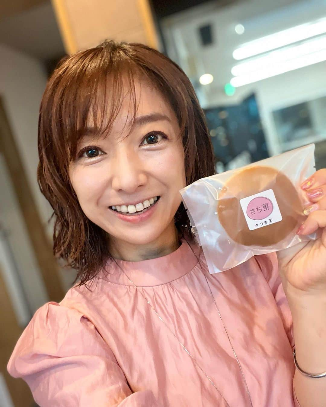 佐藤彩のインスタグラム：「さち菓 米粉を使ったどら焼き屋さん✨ 10月6日(金)、二十四軒にオープンしたお店です😊  生地に米粉を使っているので 小麦アレルギーの方も食べられるのも嬉しいですね☺️  自家製餡は 十勝産の「ゆきむらさき」という小豆を使っていて🫘 卵、砂糖など、原料もこだわりのあるどら焼きです✨  おもち味は 自家製餡と自家製求肥の食感もたまらなく！  コーヒー味は 苦味と香ばしさがたまらない餡に仕上がっていました！  季節限定のさつま芋は 南区の久保農園で作られた紅はるかを焼き芋にしたものに 白餡を加えて作られていて さつまいも美 引き立っていましたよ🍠  どのどら焼きも 丁寧に作られているというのが伝わってきて とても美味しくいただきました☺️  . ●さち菓 (@sachika_dora_yaki ) 札幌市西区二十四軒4条2丁目1-22 営業日：金土日  10時〜16時  #さち菓 #どら焼き #米粉のどら焼き #札幌どら焼き #札幌和菓子 #札幌スイーツ #自家製あんこ #米粉スイーツ #hbcradio #朝刊さくらい #彩の街角ネクストフォーカス でご紹介」