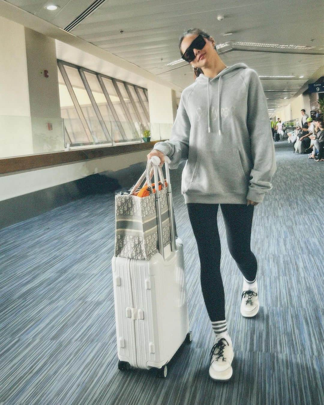 Kim Chiuさんのインスタグラム写真 - (Kim ChiuInstagram)「Off to LALALAND!!!🎶✈️🇺🇸 (takas muna si Juliana baka ma sagpa ulit!)😜  See you mga kapamilya this Saturday 7pm at Wilshire Ebell Theater, Los Angeles CA @worldremit Simply Rocks LA.💜 Visit worldremit.com/simplyrocks for more info. See you there!😉   #Chiurista #Ootdksyc #Fitcheck」10月13日 14時16分 - chinitaprincess