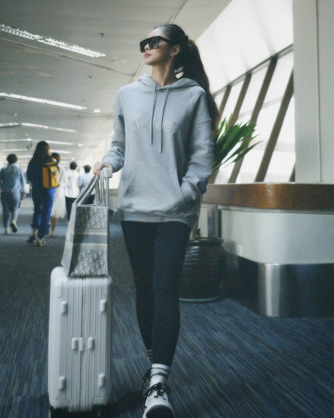 Kim Chiuのインスタグラム：「Off to LALALAND!!!🎶✈️🇺🇸 (takas muna si Juliana baka ma sagpa ulit!)😜  See you mga kapamilya this Saturday 7pm at Wilshire Ebell Theater, Los Angeles CA @worldremit Simply Rocks LA.💜 Visit worldremit.com/simplyrocks for more info. See you there!😉   #Chiurista #Ootdksyc #Fitcheck」