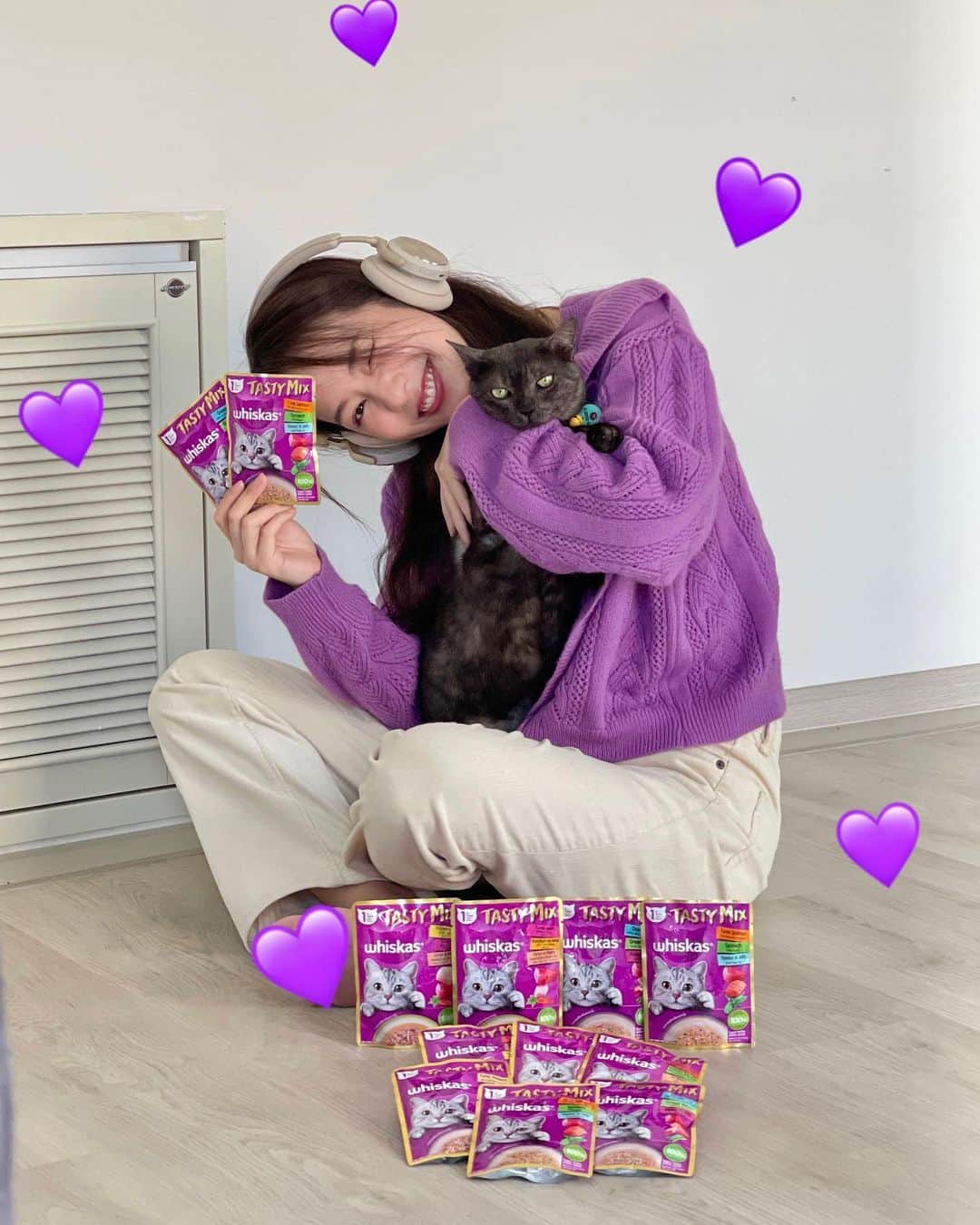 PIMTHAのインスタグラム：「うまい!! 😻 พิจิ๋วขอนำเหนอ วิสกัส เทสตี้ มิกซ์ รสชาติใหม่ สไตล์ญี่ปุ่น! 🎌ทำจากเนื้อปลาไก่และผักแท้ๆ  เนื้อเจลลี่สูตรใหม่ อร่อยจบในซองเดียว อิตาดาคิมัสสสคับพิจิ๋ว!   #whiskasTastyMix #WhiskasThailand #ให้เหมียวเพอร์กว่าเคย」