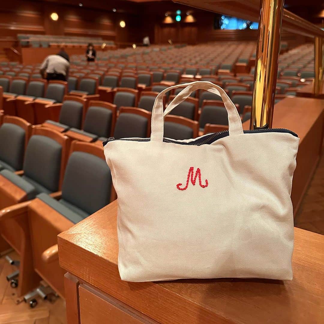 のインスタグラム：「母のお友達が手作りポーチを作ってくれました✨Mの刺繍も可愛いし、取手もチャックも内ポケットも嬉しい🥰しかも中はリバティ柄なの💓 リードやスワブなど楽器関係の小物入れポーチとして持ち歩いてます🎵感謝🙏✨✨ . #楽器ポーチ #刺繍 #ハンドメイド」