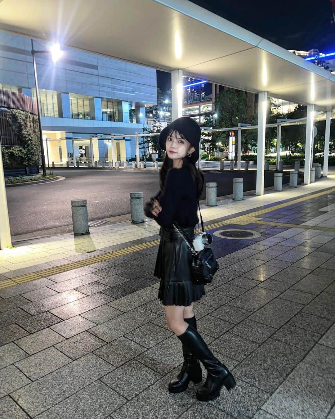 村山優香のインスタグラム：「洋服タグ付けしたよ   #村の服   #オールブラック   #秋コーデ   #バケハ」