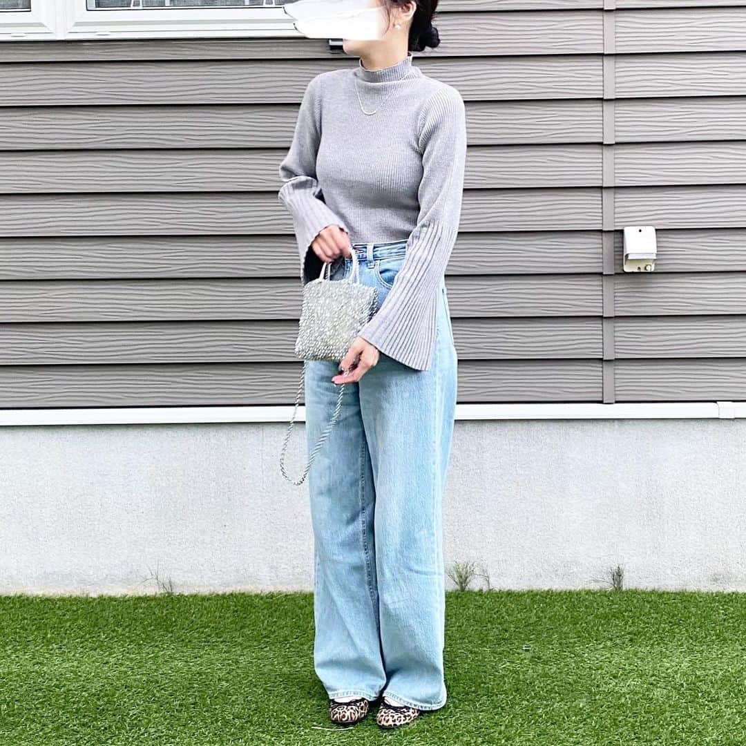 のインスタグラム：「🦭 ・ フレア袖が可愛くて お気に入りのニット♡！ モチモチとした着心地で シルエットが綺麗で華奢見えする気がする☺︎ チクチクしないしノーストレス❣︎ これは色違いも欲しくなる… ・ ▸︎▹︎ @geera__official  ハイネックフレアースリーブリブニット 商品番号208078 ・ ・ #pr #GeeRA #geera_ootd #ジーラ	 #coordinate #コーディネート #コーデ #今日の服 #シンプルコーデ #プチプラコーデ #ママコーデ #着回しコーデ #シンプル #プチプラ #ママ #着回し #韓国ファッション #gu #anteprima #アンテプリマ #ミニアトゥーラ #ロカリ」