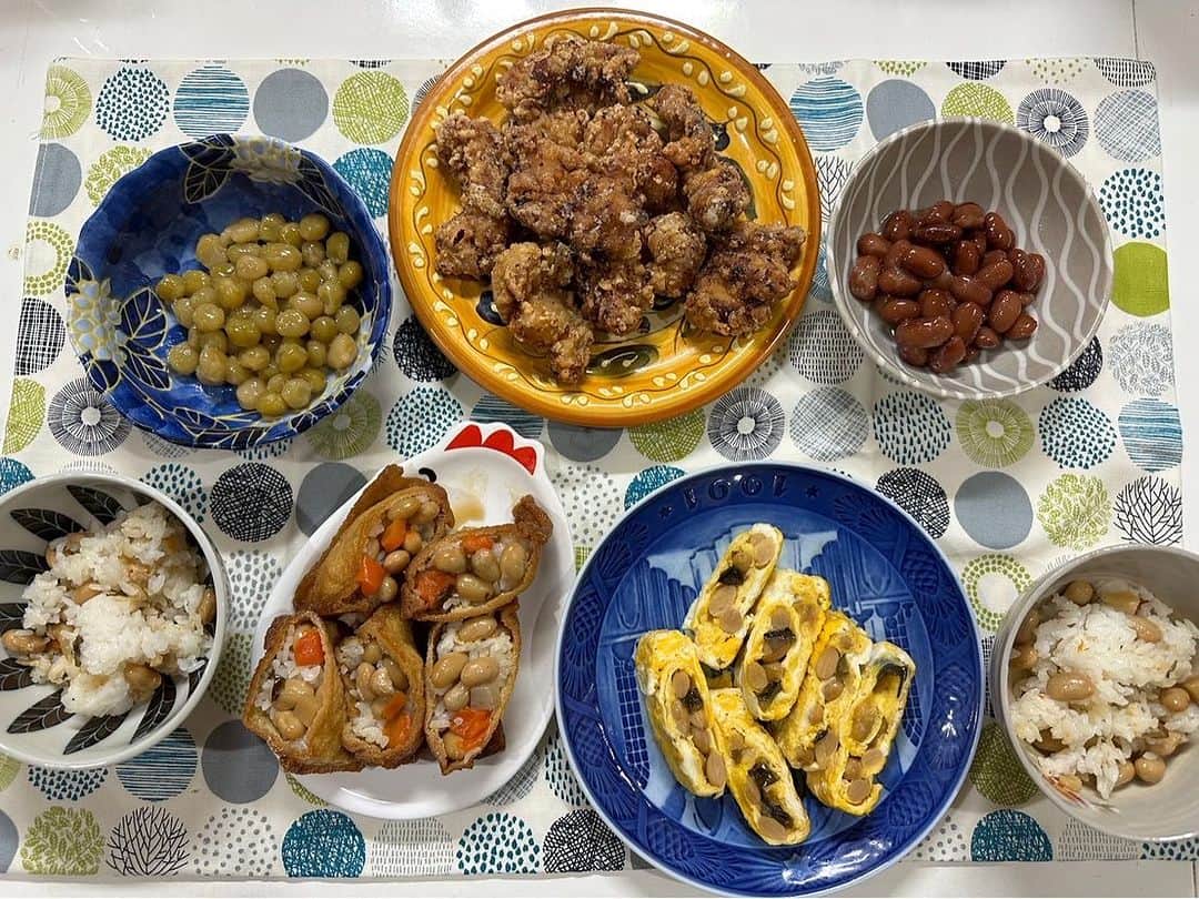 丸山桂里奈さんのインスタグラム写真 - (丸山桂里奈Instagram)「今日は何の日か、知ってますか？そう、私が大好きな、豆の日です😊🫶豆も万歳してます。    お豆って美味しいですよね。あんな小さなお豆なのに生きてるんです。実家の頃からいつも母が食卓に出してくれて いたので、今でも大好きで、家に常備している食材です🫶  最近フジッコさんからポケモンパッケージのおまめさんが限定発売されていて、 ちょー可愛くてテンション上がります🫣とにかくお豆は誰の口にも良いサイズですからね🫘  というわけで、今日の食卓は、豆づくし！フジッコのおまめさんを使って、卵焼き、いなり寿司、などなどを作りました🥴簡単でおいしくて、本並さんも喜んでくれました😃🙏やったー  大豆は良質なタンパク質が摂れるのはもちろん、女性に嬉しい働きが期待されている 「大豆イソフラボン」など、たくさんの栄養価が含まれているそうです😊🫘  フジッコさんが取り組まれている毎日お豆を摂り入れて健康になろうという EverydayBeans!に私も大共感しています😊🫶🫘  みなさんも一緒に、ぜひお豆を摂りましょう😃お豆も待ってます🫘  @everydaybeans_fujicco #everydaybeans #フジッコ #PR」10月13日 14時25分 - karinamaruyama