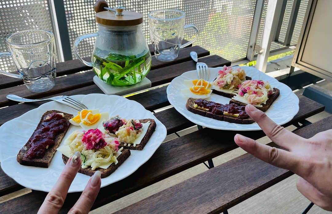 のインスタグラム：「良い季節ですね☀️🥰🌱  朝の白湯と入浴 それから1時間のお散歩  ベランダで育てているレモングラスでお茶を淹れ  ポテトサラダをのせたオープンサンド🥪と お友達のお手製いちごジャム🍓をいただきながら 色々おしゃべり  お互いすぐに仕事だったので、緊張感は拭えなかったけど、それでも良い時間を過ごせました💕  こんな毎日過ごせたらなぁ😍なんて思うけど 今年初🤣  ゼロよりイチ1️⃣が大事🔥という事で⭕️😉  読みたい本も積まれ始め、秋を満喫したいな🍂  #Ballet #Dancer #バレエ #バレエダンサー #芸術 #芸術観賞 #舞台 #stage #トスカ #大人 #美の世界 #四ッ谷 #Iwaki Ballet Company #IBC #バレエスタジオ #バレエ教師 #バレエ教室 #美しい #楽しい #人生 # 健康 #東京 #井脇幸江 #秋」