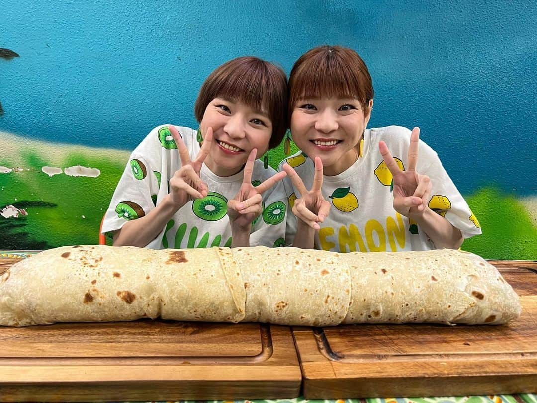 かこのインスタグラム：「特製メガブリトー10kg🌯✨あとから＋5kg🌯笑 ここのお店普通のブリトーがまずめちゃくちゃ大きい👀私たちはウルトラBIGで💪 フリークイーティングさんとアントニオさんと☺️✨海外の方はやっぱり大きい😳！リアクションも大きいから現場がめちゃくちゃ明るくなる🌞 最後の一枚はどう食べるか作戦会議中の私たち。笑 #世界くらべてみたら #せかくら #usa #lasvegas #アメリカ #ラスベガス #デカ盛り #ブリトー #먹방 #대식가 #먹팔 #먹팔해요 #먹스타그램 #大食い #双子 #はらぺこツインズ  #大胃王 #モッパン #ความตะกละ #Ham ăn #gula #sayulta」