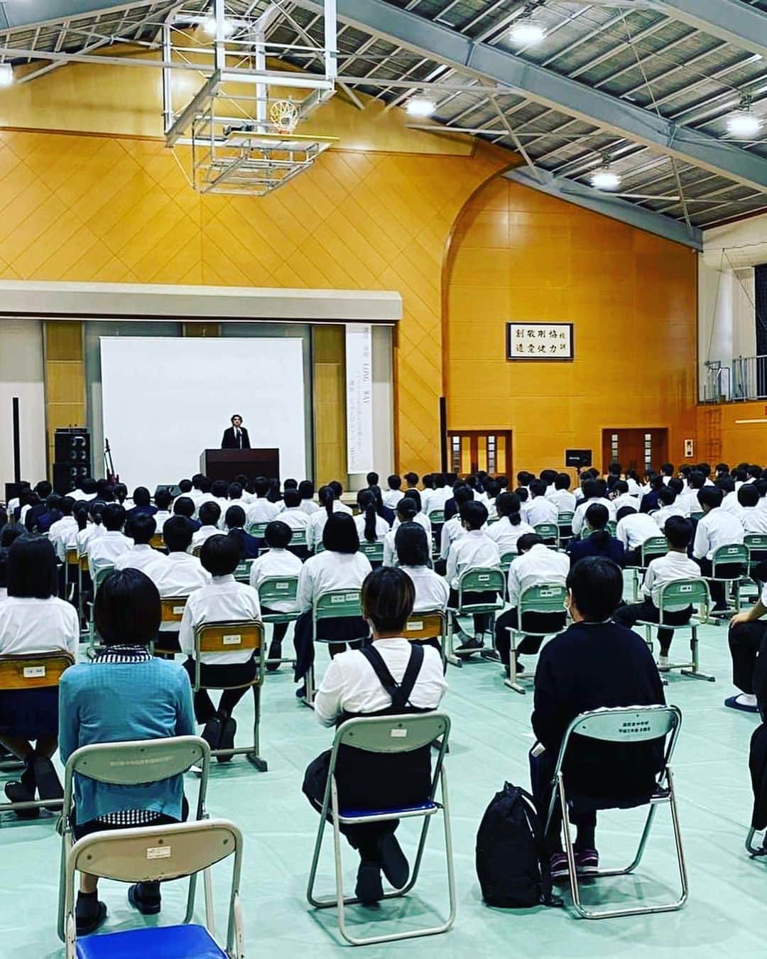 Ikuoさんのインスタグラム写真 - (IkuoInstagram)「故郷島根県益田市の母校の中学校で講演をさせてもらいました。 その後有志の生徒さんとトークセッション、 そしてOBとして吹奏楽部のみなさんとセッションもさせてもらいました。（トランペットではなくベースでw） 生徒さんのキラキラした眼差しがとても印象的でした。そしてみんなとても素直で可愛い！ 本当に素晴らしい経験をさせてもらいました。 まさか自分が母校で講演をするとは夢にも思わなかったです。  講演タイトルは「LONG WAY〜ベースとともに歩んだ音楽人生」と、なんともベタなタイトルにwしました！ 講演はまず最初に自分が演奏をしている映像を流して、そのあと登壇してフリーのベースソロ〜REDZONEを演奏してから講演をさせてもらいました。 生徒のみなさんとても真剣に聴いてくれました！ 途中手拍子を促したらみんなやってくれて感激しました！ 講演の内容としては 音楽の仕事とはどのようなものかの説明、どのようにしてプロになったのかを自分の半生を振り返る形で話させてもらいました。そのあとに生徒さんにメッセージを言う予定でしたが、半生の振り返りを長く話しすぎてしまいw時間が無くなってしまいw 最後のメッセージがめちゃ早口で大事な事が最後あまり言えませんでしたw いやー時間配分をあやまりました。 それでも 校長先生、教頭先生、職員のみなさんに「とても良かった」と仰ってもらえてホッとしました。  ベースセミナーと違ってやはり緊張して舞い上がってしまいましたね。  母も見に来てくれました。 父にも見てもらいたかったな。  一生の思い出に残る素晴らしい経験をさせてもらえたと思います。 関わっていただいた全てのみなさんに感謝です。  #bassplayer #bassist #ikuo」10月13日 14時29分 - ikuobass