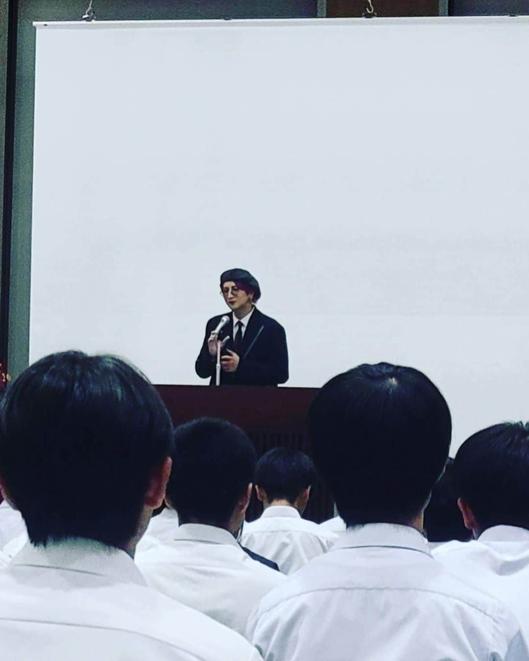 Ikuoさんのインスタグラム写真 - (IkuoInstagram)「故郷島根県益田市の母校の中学校で講演をさせてもらいました。 その後有志の生徒さんとトークセッション、 そしてOBとして吹奏楽部のみなさんとセッションもさせてもらいました。（トランペットではなくベースでw） 生徒さんのキラキラした眼差しがとても印象的でした。そしてみんなとても素直で可愛い！ 本当に素晴らしい経験をさせてもらいました。 まさか自分が母校で講演をするとは夢にも思わなかったです。  講演タイトルは「LONG WAY〜ベースとともに歩んだ音楽人生」と、なんともベタなタイトルにwしました！ 講演はまず最初に自分が演奏をしている映像を流して、そのあと登壇してフリーのベースソロ〜REDZONEを演奏してから講演をさせてもらいました。 生徒のみなさんとても真剣に聴いてくれました！ 途中手拍子を促したらみんなやってくれて感激しました！ 講演の内容としては 音楽の仕事とはどのようなものかの説明、どのようにしてプロになったのかを自分の半生を振り返る形で話させてもらいました。そのあとに生徒さんにメッセージを言う予定でしたが、半生の振り返りを長く話しすぎてしまいw時間が無くなってしまいw 最後のメッセージがめちゃ早口で大事な事が最後あまり言えませんでしたw いやー時間配分をあやまりました。 それでも 校長先生、教頭先生、職員のみなさんに「とても良かった」と仰ってもらえてホッとしました。  ベースセミナーと違ってやはり緊張して舞い上がってしまいましたね。  母も見に来てくれました。 父にも見てもらいたかったな。  一生の思い出に残る素晴らしい経験をさせてもらえたと思います。 関わっていただいた全てのみなさんに感謝です。  #bassplayer #bassist #ikuo」10月13日 14時29分 - ikuobass