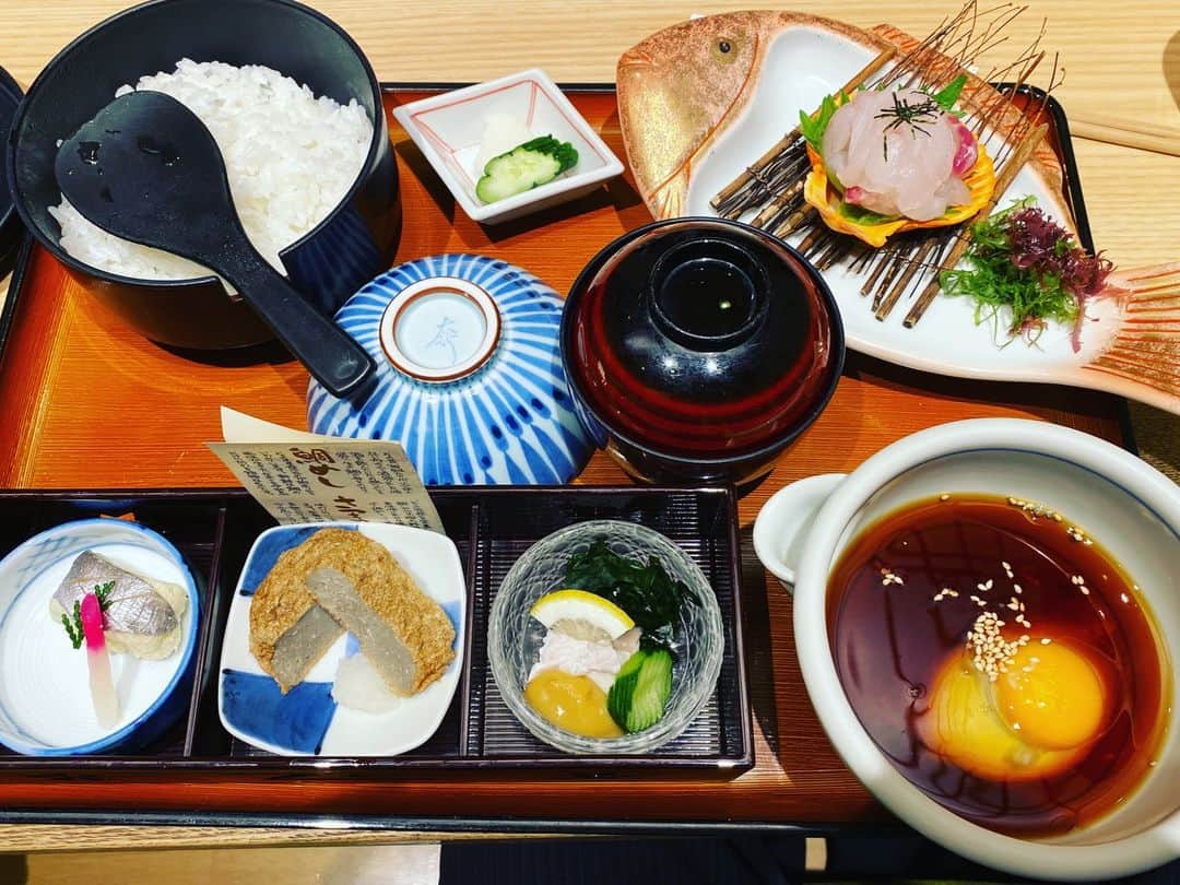 前原誠司さんのインスタグラム写真 - (前原誠司Instagram)「今日のお昼は、愛媛県松山市の「かどや 大街道店」で「宇和島鯛めし」をいただきました。いわば「鯛のお刺身をのせた卵かけご飯」。とても美味しく、少々食べ過ぎました。愛媛県に来たら、また、いただこうと思います。ご馳走様でした。（誠）#まえはランチ　 https://map.yahoo.co.jp/v2/place/HaZ0RivItYk?fr=sydd_p-grmspot-1-header_gs-ttl_lc」10月13日 14時29分 - seiji_maehara.official