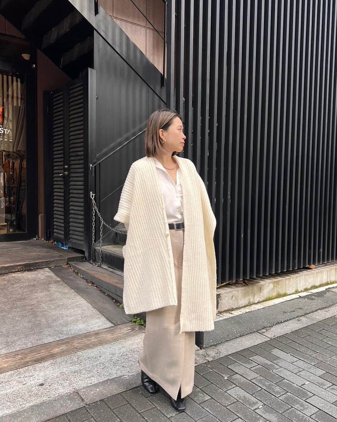 ETRÉ TOKYO ストアさんのインスタグラム写真 - (ETRÉ TOKYO ストアInstagram)「@etretokyo  【10/12 New Arrival】 ㅤㅤㅤ ㅤㅤ #ETREアシメトリーストールニットカーディガン O.WHITE / GREY F size ¥28,600(tax in)  ㅤㅤㅤ  新宿スタッフ @etretokyo_risa 160cm @etretokyo_yumi 150cm  ㅤㅤㅤ 着用カラー：O.WHITE  ㅤㅤㅤ ㅤㅤㅤ - - - - - - - - - - - - - - - - - - - - - - - - - - - -  商品詳細はTOPページURLよりチェック🔍 ›› @etretokyo_store  ㅤㅤㅤ スタッフコーディネートも毎日更新中【 #etretokyo_staff_ootd 】をフォロー🐿️  TOPページの"フォロー中"から 気になるスタッフのアカウントをフォロー🤝  - - - - - - - - - - - - - - - - - - - - - - - - - - - - ⁡  【INFORMATION】 ⁡ㅤㅤㅤ ⁡ ※ ルミネカード会員様限定で店舗通販のご利用が可能です。  ⁡ ※お電話がつながりにくい可能性がございます。 ⁡ ※また混雑時には入場制限及び 試着点数の制限を設けさせて頂きます。 予めご了承ください。 ⁡ ⁡ ご理解、ご協力を賜りますよう 心よりお願い申し上げます。   ㅤㅤㅤ 【LUMINE SHINJUKU STORE】 ETRÉ TOKYO ルミネ新宿2店 TEL：03-5989-0979  ー営業時間ー (平日、土日祝)11:00-21:00 ⁡  #etretokyo#etre#fashion#etretokyoshinjuku #etre#2023etre#etretokyo_staff_ootd#2023aw #シンプルスタイル #オトナカジュアルコーデ #オールホワイトコーデ #ベルトアレンジ #ストールカーデ」10月13日 14時40分 - etretokyo_store