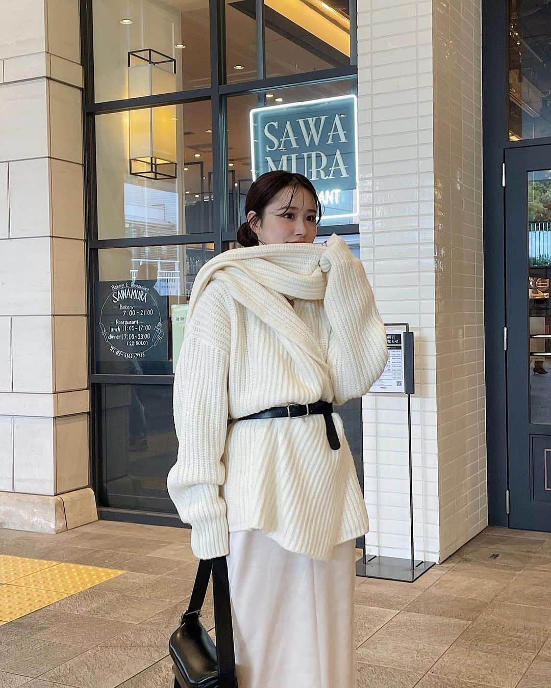 ETRÉ TOKYO ストアのインスタグラム：「@etretokyo  【10/12 New Arrival】 ㅤㅤㅤ ㅤㅤ #ETREアシメトリーストールニットカーディガン O.WHITE / GREY F size ¥28,600(tax in)  ㅤㅤㅤ  新宿スタッフ @etretokyo_risa 160cm @etretokyo_yumi 150cm  ㅤㅤㅤ 着用カラー：O.WHITE  ㅤㅤㅤ ㅤㅤㅤ - - - - - - - - - - - - - - - - - - - - - - - - - - - -  商品詳細はTOPページURLよりチェック🔍 ›› @etretokyo_store  ㅤㅤㅤ スタッフコーディネートも毎日更新中【 #etretokyo_staff_ootd 】をフォロー🐿️  TOPページの"フォロー中"から 気になるスタッフのアカウントをフォロー🤝  - - - - - - - - - - - - - - - - - - - - - - - - - - - - ⁡  【INFORMATION】 ⁡ㅤㅤㅤ ⁡ ※ ルミネカード会員様限定で店舗通販のご利用が可能です。  ⁡ ※お電話がつながりにくい可能性がございます。 ⁡ ※また混雑時には入場制限及び 試着点数の制限を設けさせて頂きます。 予めご了承ください。 ⁡ ⁡ ご理解、ご協力を賜りますよう 心よりお願い申し上げます。   ㅤㅤㅤ 【LUMINE SHINJUKU STORE】 ETRÉ TOKYO ルミネ新宿2店 TEL：03-5989-0979  ー営業時間ー (平日、土日祝)11:00-21:00 ⁡  #etretokyo#etre#fashion#etretokyoshinjuku #etre#2023etre#etretokyo_staff_ootd#2023aw #シンプルスタイル #オトナカジュアルコーデ #オールホワイトコーデ #ベルトアレンジ #ストールカーデ」