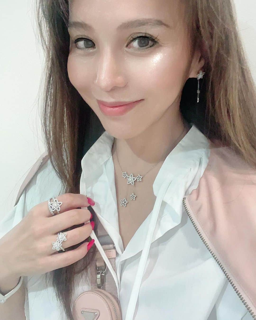 麻美さんのインスタグラム写真 - (麻美Instagram)「先日のコーデ ． jewelryは💐Pentas💐 ． お洋服は 淡いピンクで ． #pentas  #jewelry #diamonds  #mydesign  #prada #fendi」10月13日 14時36分 - mami0s