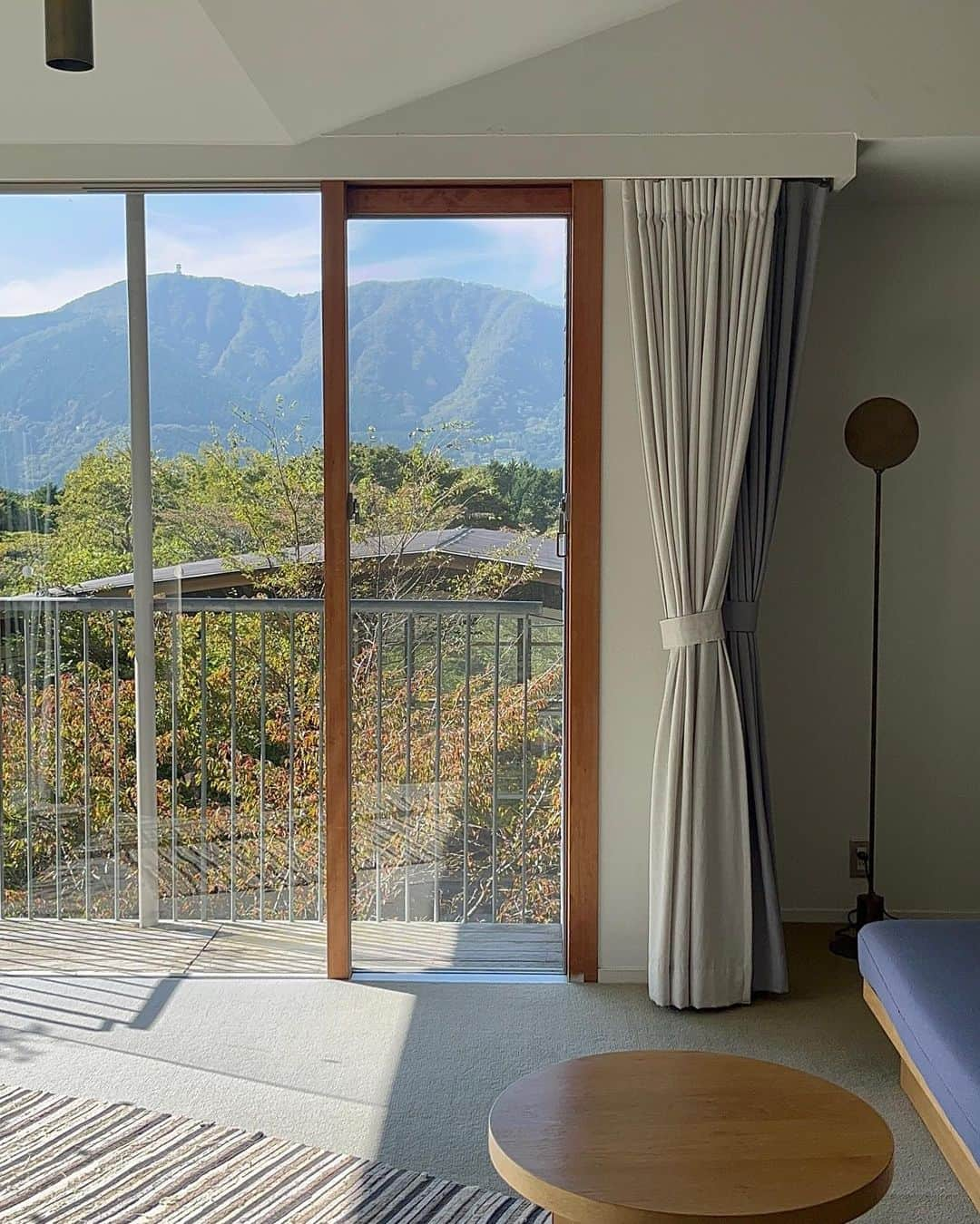 NEST INN HAKONE | 俵石閣さんのインスタグラム写真 - (NEST INN HAKONE | 俵石閣Instagram)「秋の訪れを感じられる気候になってきました。  紅葉シーズンの旅行にぴったりの箱根で、ゆったりホテルステイはいかがですか？  #okcshotel #okcsretreat #温故知新ホテル #箱根リトリートföre #箱根リトリートヴィラワンバイエフ #hakoneretreatföre #hakoneretreatvilla1f」10月13日 14時39分 - okcs_hakone.retreat