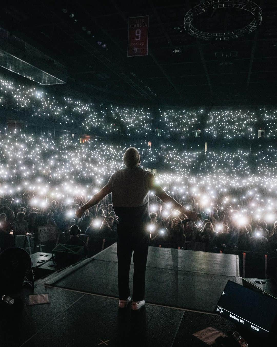 マックルモアーさんのインスタグラム写真 - (マックルモアーInstagram)「The Ben Tour USA made its way back home to Washington and a city that I have grown to love over the years: Spokane.  It reminds me of Seattle back in the 80’s before IKEA looking condo’s and tech took over.  There’s a nostalgic Americana vibe from old brick buildings, wide streets, incredible vintage missions, the Spokane river and rustic diners.  Sloane and I put in miles on Lime Scooters riding all over the city and exploring the uncharted terrain.  I have classic core memories shooting the Downtown music video when Sloane was a baby and shutting down multiple city blocks to throw a parade with the people of Spokane.  That same energy was felt from the moment I stepped into the Spokane Arena.  Someone even tracked down the inflatable dog from the music video who made a cameo on stage during Downtown.  11,000 people deep and probably the loudest crowd of the tour.  A true Washington homecoming in one of my favorite PNW places ❤️」10月13日 6時01分 - macklemore