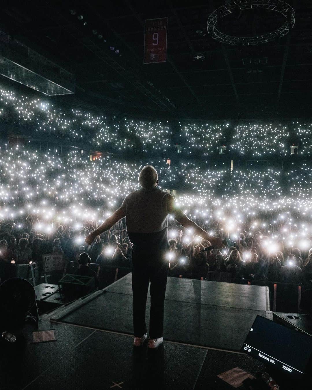 マックルモアーのインスタグラム：「The Ben Tour USA made its way back home to Washington and a city that I have grown to love over the years: Spokane.  It reminds me of Seattle back in the 80’s before IKEA looking condo’s and tech took over.  There’s a nostalgic Americana vibe from old brick buildings, wide streets, incredible vintage missions, the Spokane river and rustic diners.  Sloane and I put in miles on Lime Scooters riding all over the city and exploring the uncharted terrain.  I have classic core memories shooting the Downtown music video when Sloane was a baby and shutting down multiple city blocks to throw a parade with the people of Spokane.  That same energy was felt from the moment I stepped into the Spokane Arena.  Someone even tracked down the inflatable dog from the music video who made a cameo on stage during Downtown.  11,000 people deep and probably the loudest crowd of the tour.  A true Washington homecoming in one of my favorite PNW places ❤️」