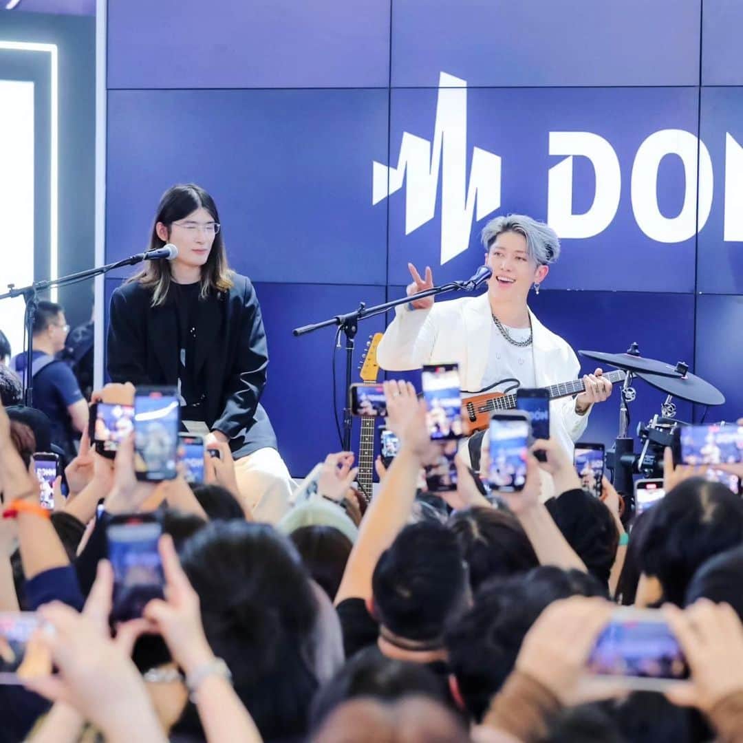 雅-MIYAVI-のインスタグラム：「@musicchina2023 Day 01   很高兴见到你们都！  Thank you @donnermusic_official for having us and your great hospitality 🙏🏻」