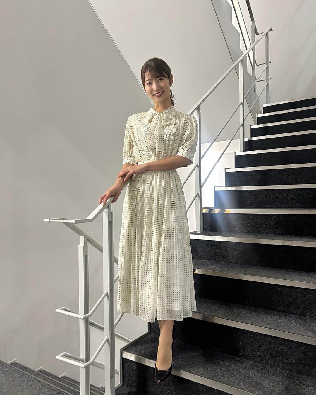 安藤萌々のインスタグラム：「おはようございます☀️この日は繊細なプリーツたっぷりのワンピでした👗 ワンピースは CELFORD  パンプス DIANA   金曜日も頑張りましょう〜！  #ソフトエレガント #フレッシュ #ソフエレ #イエベ春 #スプリング #骨格ウェーブ #コーディネート  #報道ステーション #テレビ朝日 #秋服 #冬服 #AW #outfitoftheday  #outfit #ootd  #outfitinspiration」