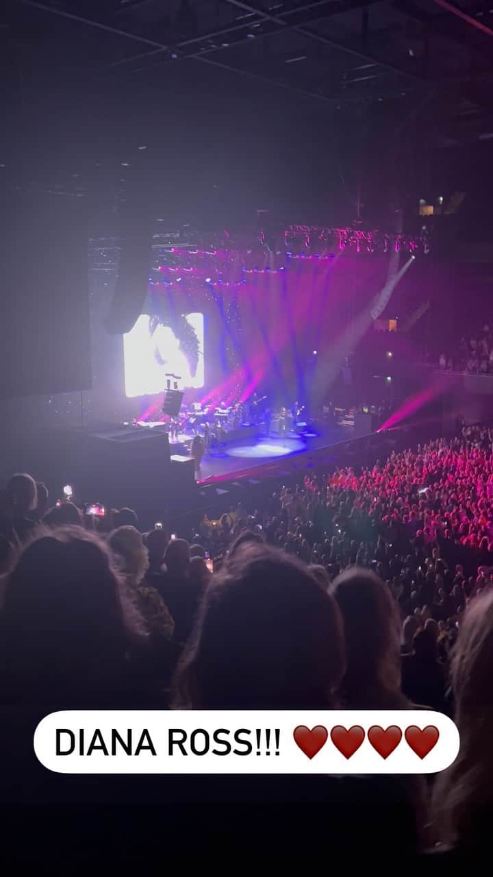 ジョヴァンカのインスタグラム：「Wat een speciale avond ❤️ My biggest icon @dianaross live @ziggodome ⭐️ Ik ben met deze liedjes, haar stem en video’s opgegroeid en vergroeid geraakt. She is a part of my identity as a singer en ik had niet gedacht dat ik haar weer live kon zien! En ze was zo zo goeeeeed! Nog steeds a Boss, nog steeds een ster, kledingwissels, glitter, nog steeds flirten met het publiek. Ik had tranen, ik zat soms stil te luisteren. 79 jaar, het is ongelooflijk.  @mrghostman mijn boeker die ook staat te genieten is de man die mij ooit aanspoorde om een ode aan Diana in de theaters te doen 🙏🏾 Ik wil van alles zeggen maar it all comes down to: het was superspecial ❤️❤️❤️」
