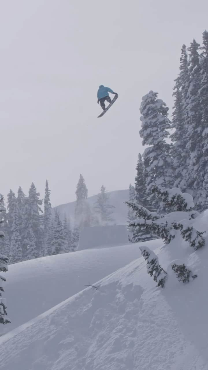 角野友基のインスタグラム：「We are proud to present the official teaser for our new snowboard film “BLINK”. Powder to the waist in Japan, Grade-A Wyoming gaps, y’all don’t want to sleep on this one. World premiere is set for December 1st at the @roadhousebeer brewery & pub in Jackson WY. Tickets go on sale soon! @this_is_us_in 📹: @jaredspieker  #thisisunin #blink #blinkthemovie #snowboarding」