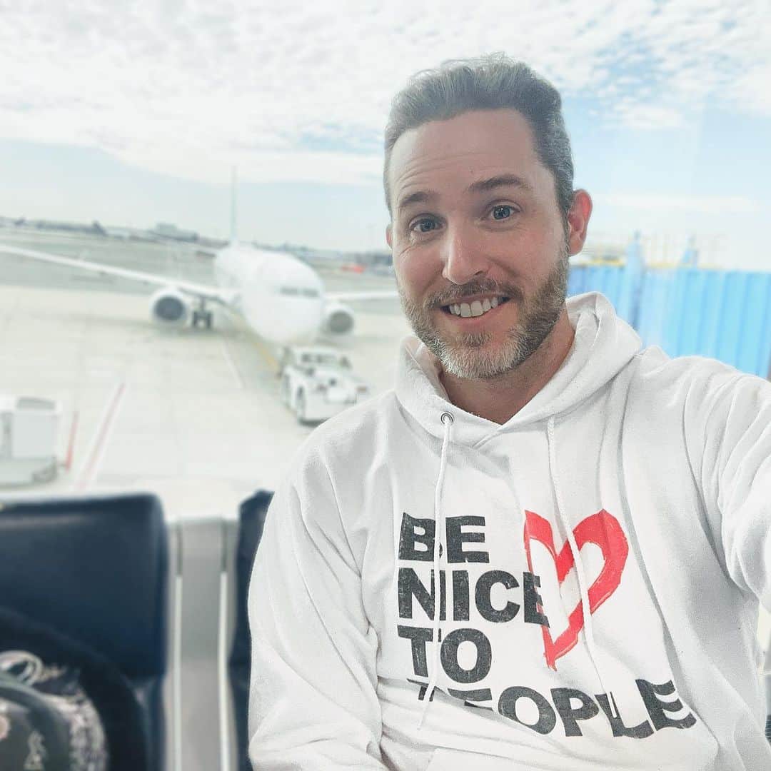 ジョシュア・デイビット・エバンスのインスタグラム：「Felt like wearing my old merch while I traveled today. Sending everyone so much love right now. 💙」
