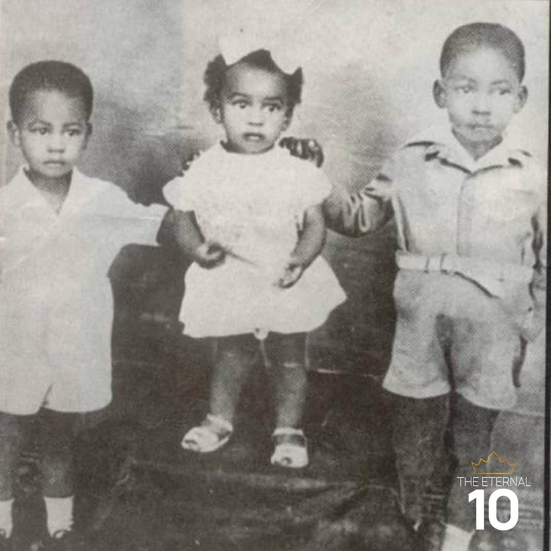 ペレのインスタグラム：「Às 3h da madrugada em 23 de outubro de 1940, nasceu em Três Corações, uma cidade do interior de Minas Gerais, a aproximadamente 300 quilômetros de Belo Horizonte, Edson Arantes do Nascimento. Ele era o primogênito do casal João Ramos do Nascimento, conhecido como Dondinho, e Celeste Arantes do Nascimento. Eles também tiveram mais dois filhos, Jair Arantes do Nascimento, apelidado de Zoca, e uma menina chamada Maria Lúcia do Nascimento Magalhães. . Edson Arantes do Nascimento was born on October 23, 1940 at 3 am, in the city of Três Corações, located about 300 kilometers from Belo Horizonte in the interior of Minas Gerais. He was the first child of João Ramos do Nascimento, also known as Dondinho, and Celeste Arantes do Nascimento. The couple had two more children, a son named Jair Arantes do Nascimento, who was nicknamed Zoca, and a daughter named Maria Lúcia do Nascimento Magalhães.」