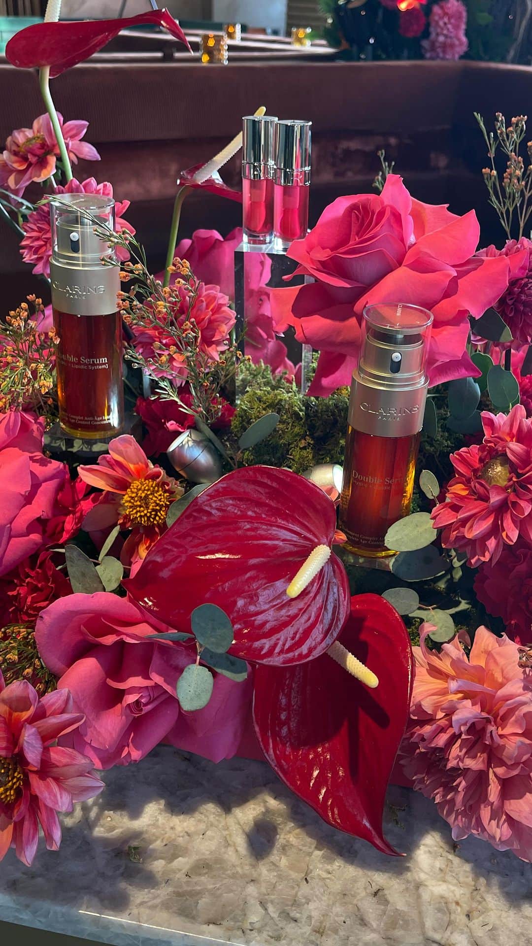 CLARINSのインスタグラム：「Nothing like that Double Serum Glow 🤩  #clarins #doubleserum #glowyskin」