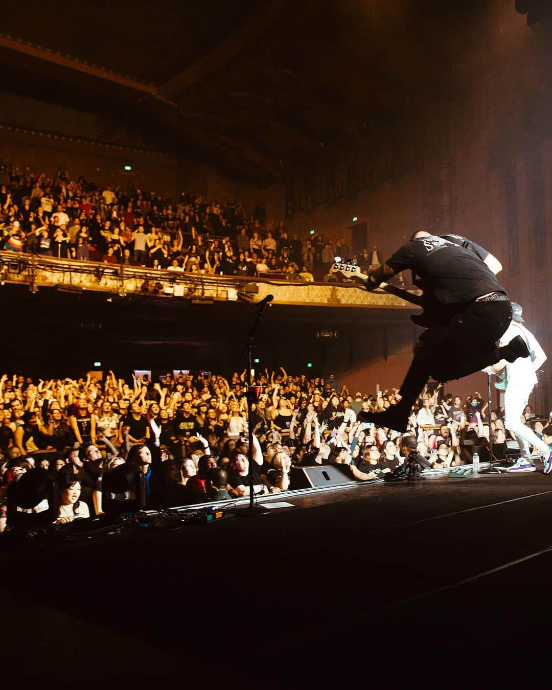 ザッキー・ヴェンジェンスさんのインスタグラム写真 - (ザッキー・ヴェンジェンスInstagram)「Los Angeles you came to party last night 🎈San Francisco you’re next 🥊 #california #losangeles #alltimelow #bass #pink #dgenerationx 📸 @salmabustos」10月13日 6時29分 - zacharymerrick