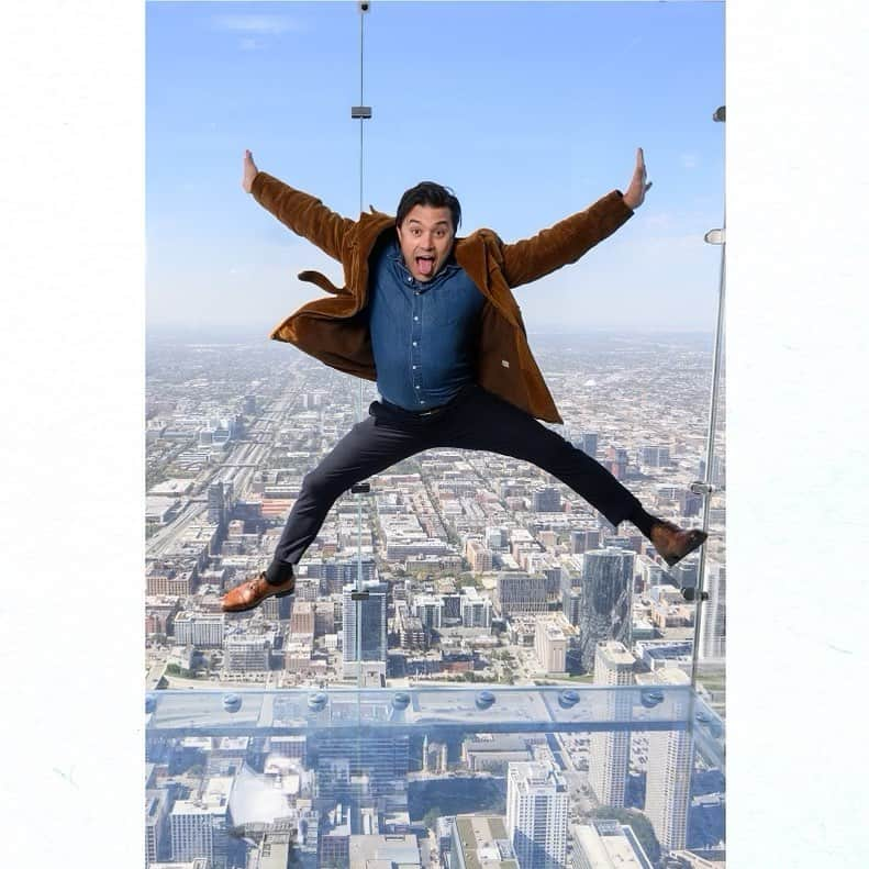 ヤニ・ゲルマンさんのインスタグラム写真 - (ヤニ・ゲルマンInstagram)「On Cloud 9 here in Chicago with the cast of #departingseniors. Love this beautiful city. Thank you @skydeckchicago for this exhilarating and somewhat terrifying experience !!! #darkskyfilms #chifilmfest #skydeckchicago #willistower @darkskyfilms @chifilmfest」10月13日 6時33分 - yanigellman