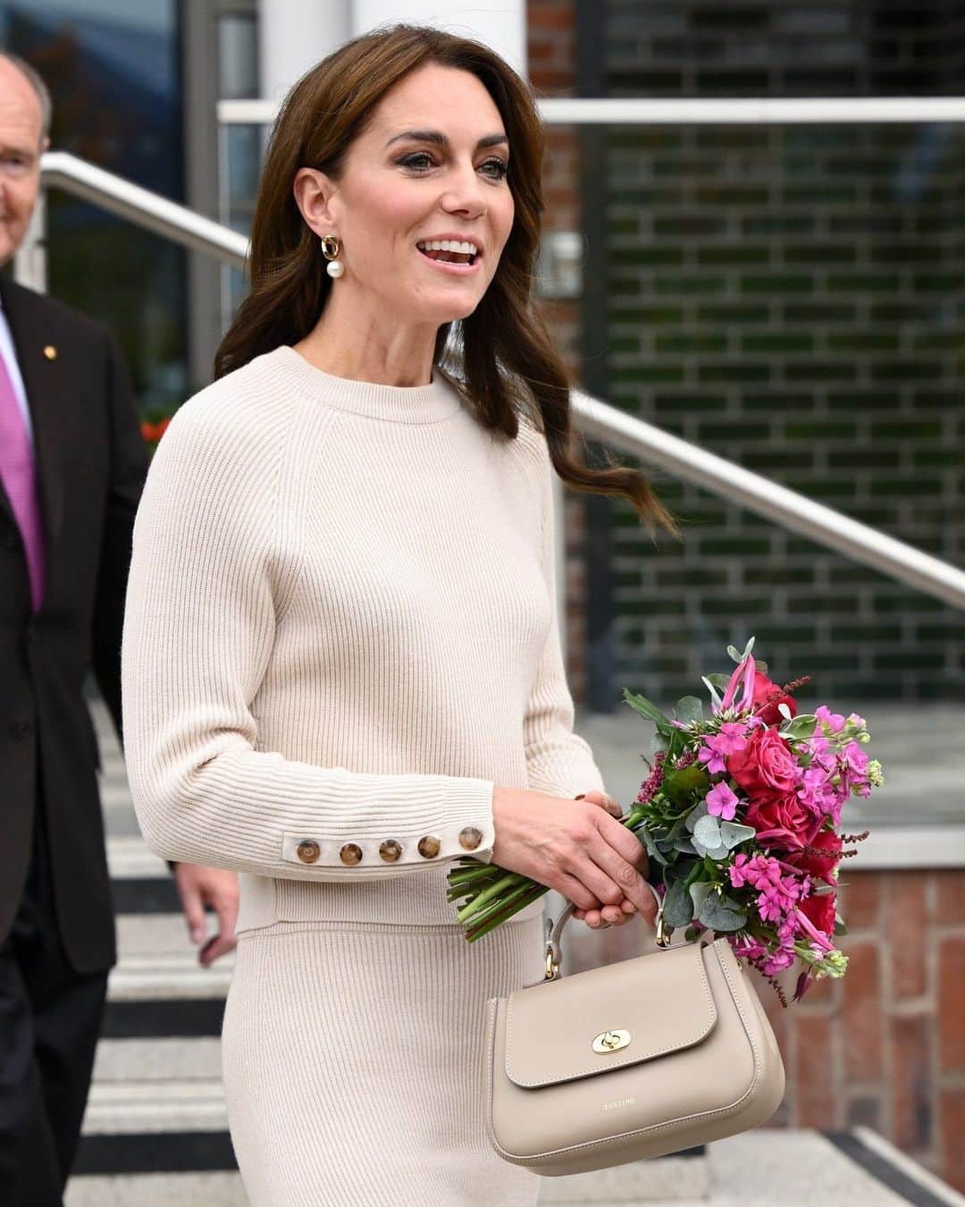 Vogueさんのインスタグラム写真 - (VogueInstagram)「Kate Middleton, the Princess of Wales, may be embracing the soft life when it comes to her style cues as of late. During a visit to the students of Nottingham Trent University, where she spoke about prioritizing their mental wellbeing, the princess wore a relaxed, knitted two-piece from the affordable French label Sézane. Founded by Morgane Sézalory in 2013, the brand is all about “everyday clothes with little details”, and has become a cornerstone of the princess’s wardrobe. Tap the link in our bio for more.」10月13日 7時03分 - voguemagazine